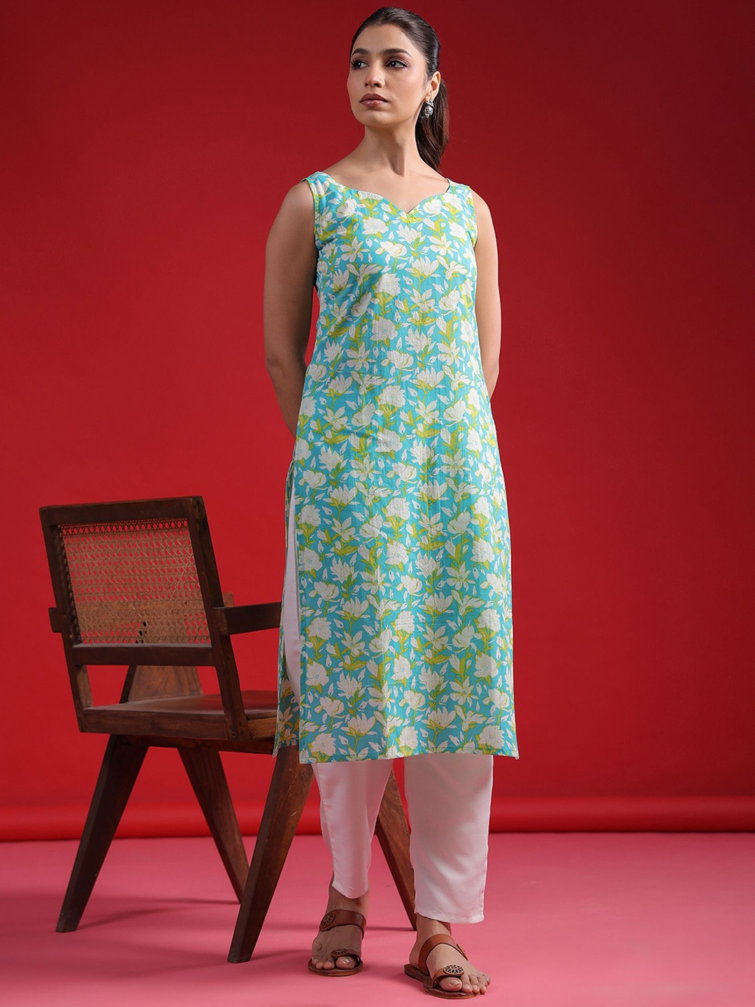 

Indo Era Floral Printed Sweetheart Neck Sleeveless Cotton Straight Kurtas, Blue