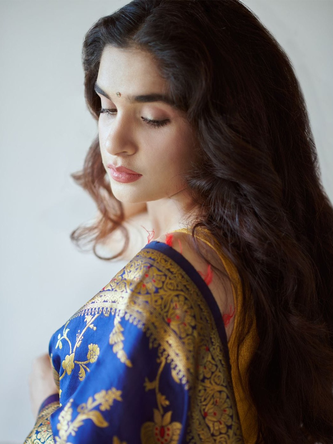 

ZIBLON Woven Design Zari Kanjeevaram Saree, Blue