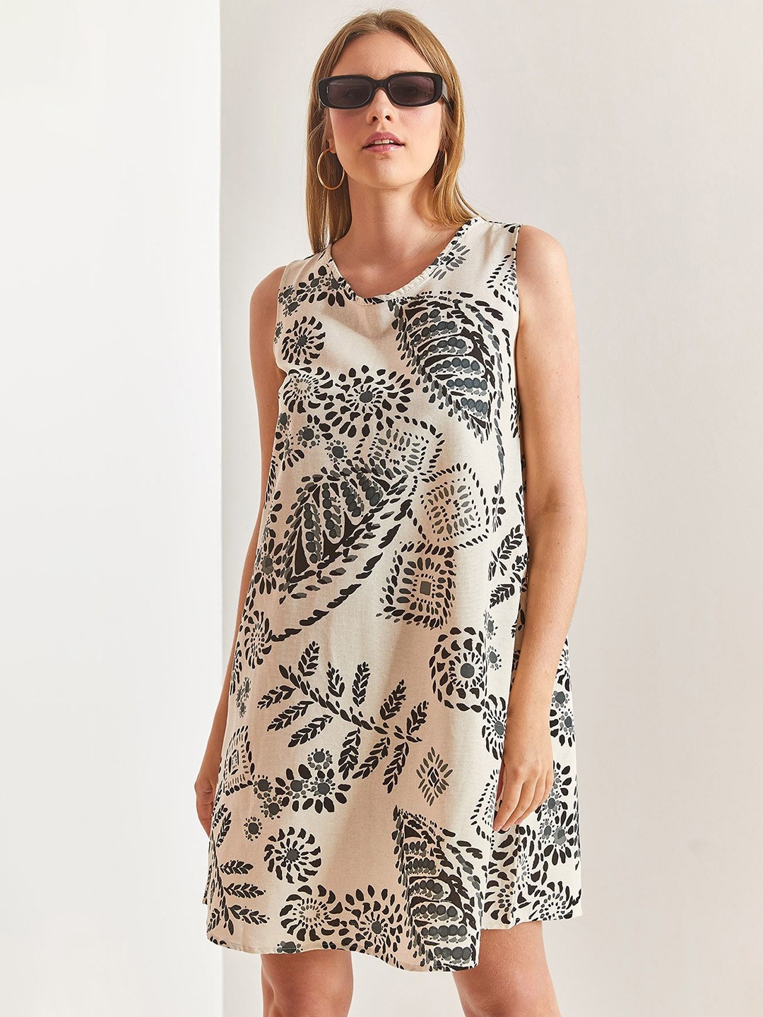 

BIANCO LUCCI Printed Round Neck Sleeveless A-Line Dress, White