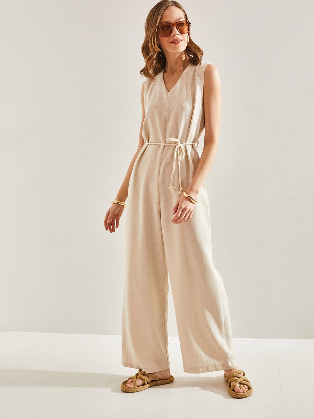 

BIANCO LUCCI V-Neck Basic Jumpsuit, White