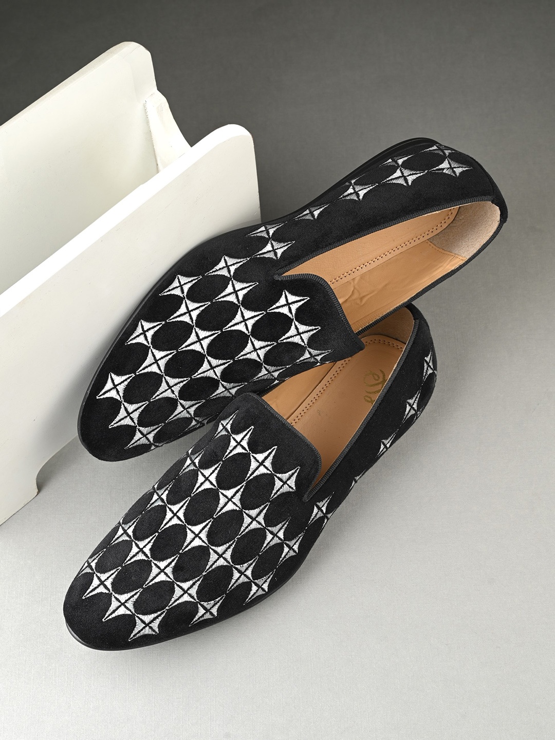 

House of Pataudi Men Embroidered Mojaris, Black