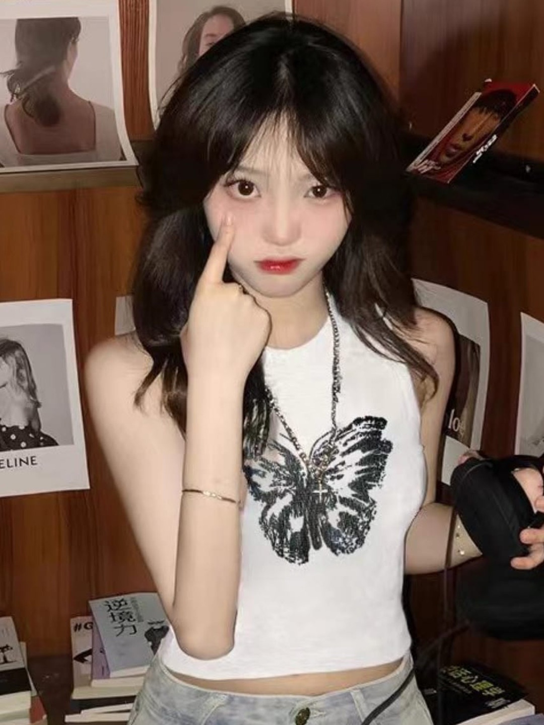 

StyleCast White Graphic Printed Sleeveless Crop Top