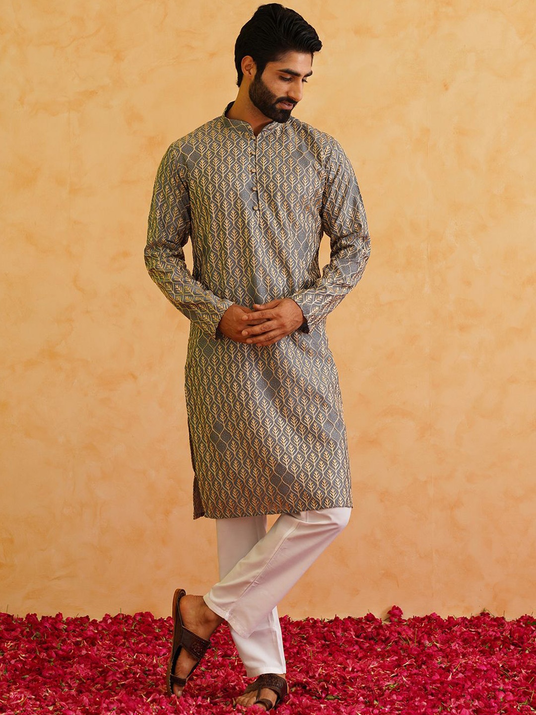 

SOJANYA Ethnic Motifs Embroidered Thread Work Detailed Pure Cotton Kurta With Pyjamas, Grey