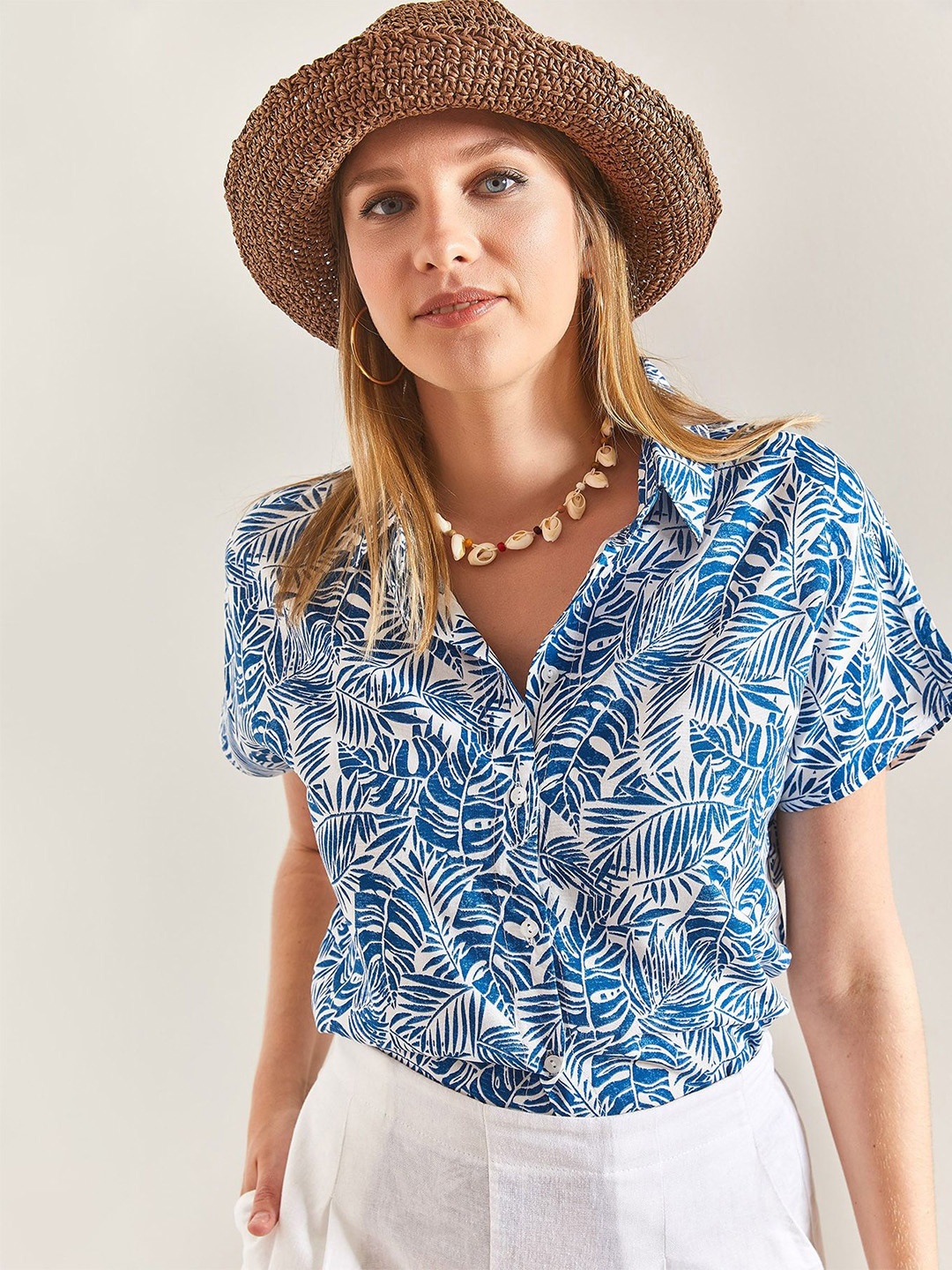 

BIANCO LUCCI Floral Printed Spread Collar Short Extended Sleeves Casual Shirt, White