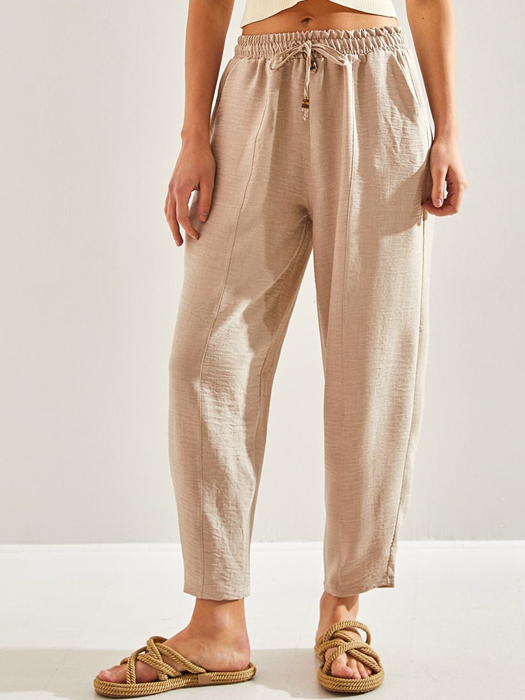 

BIANCO LUCCI Women Mid-Rise Regular Trouser, Na