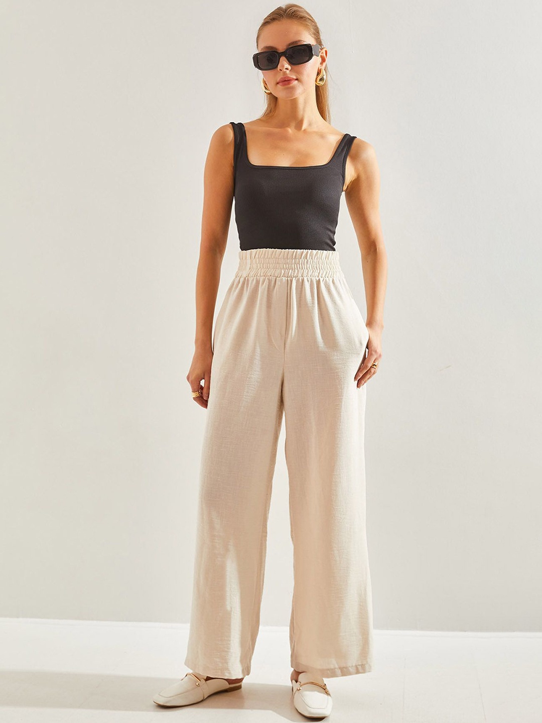 

BIANCO LUCCI Women Mid-Rise Regular Parallel Trousers, Na