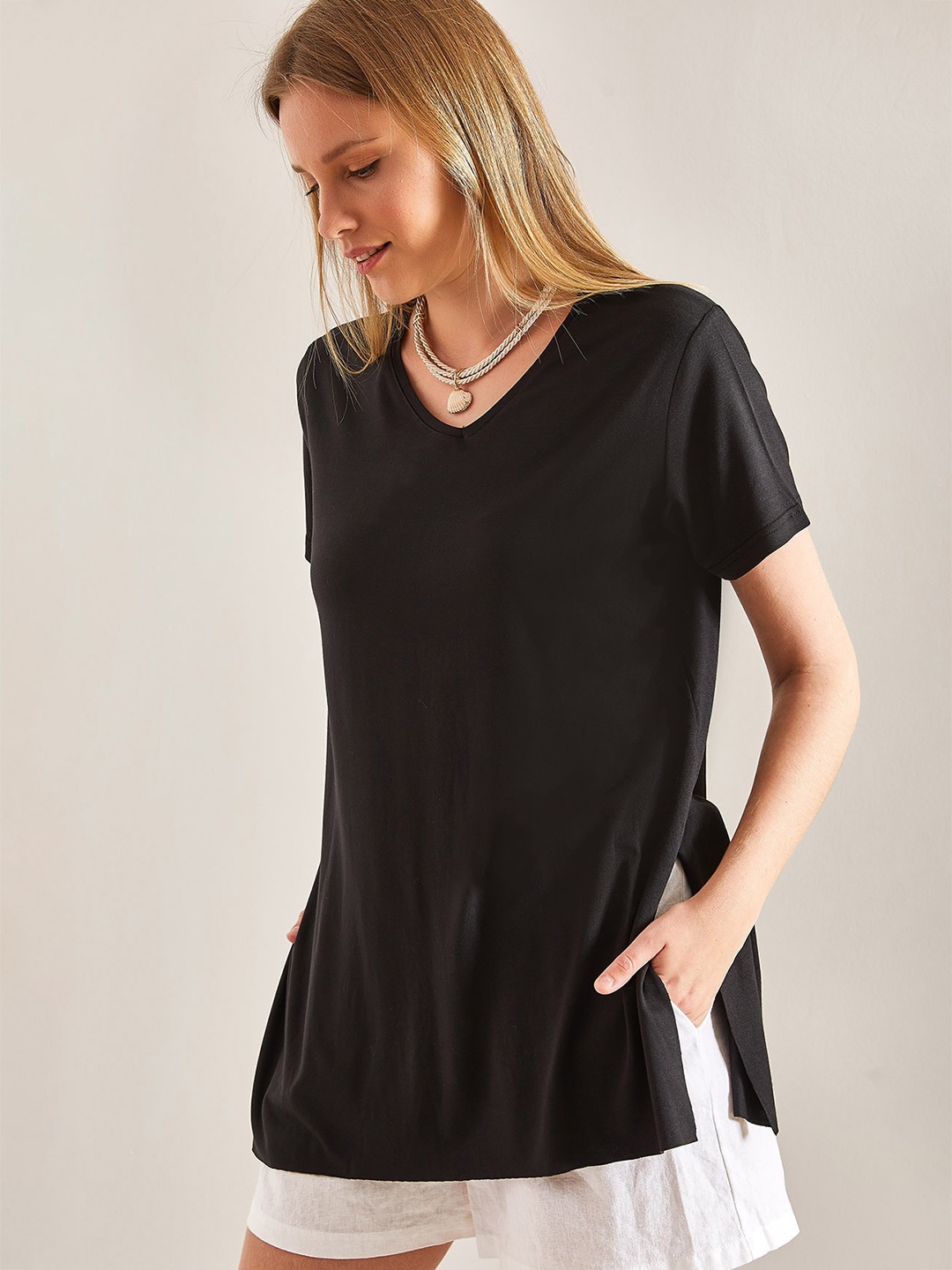 

BIANCO LUCCI V-Neck Short Sleeves Longline T-shirt, Black