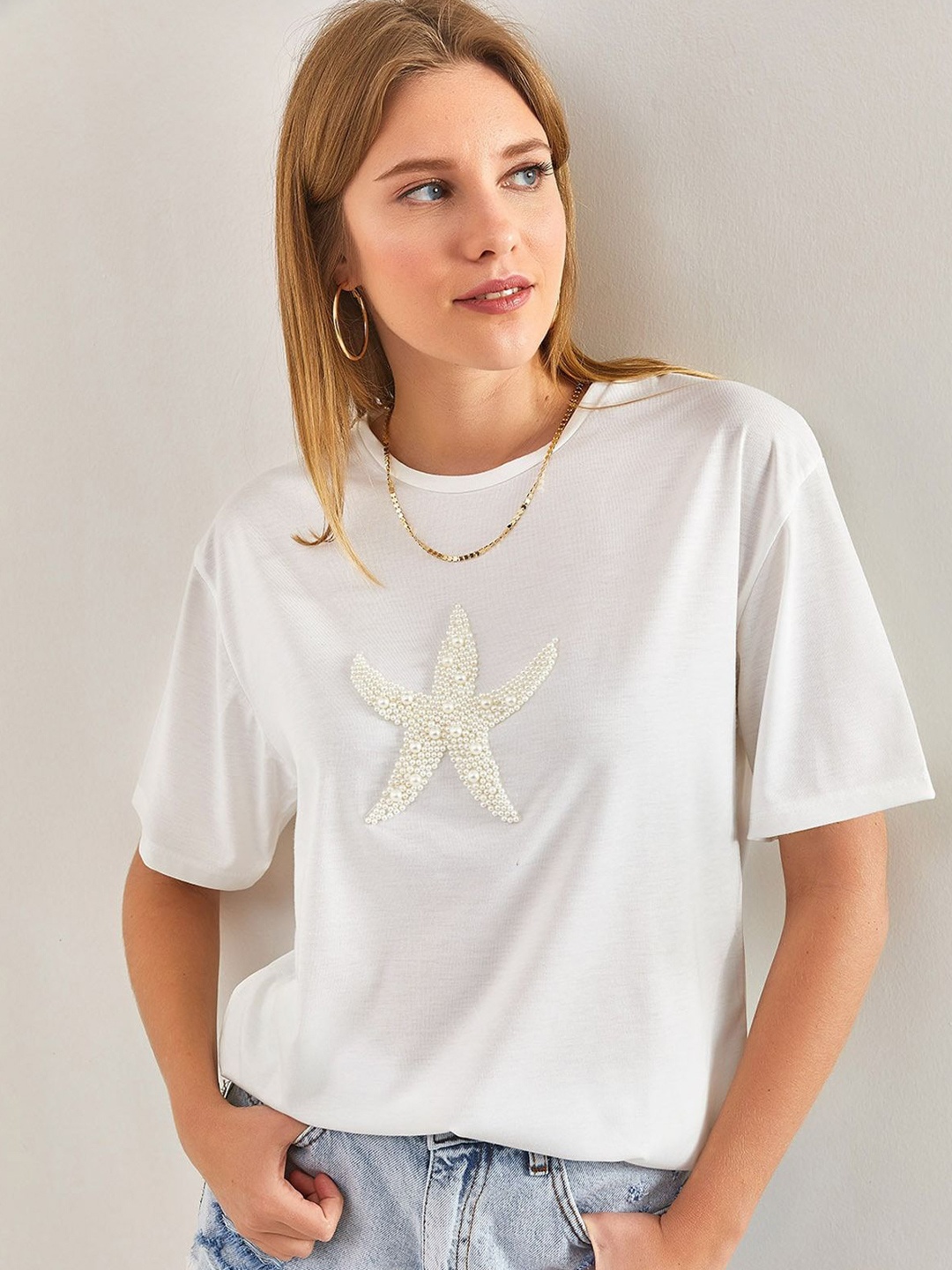 

BIANCO LUCCI Round Neck Drop-Shoulder Sleeves Embellished Casual T-shirt, White
