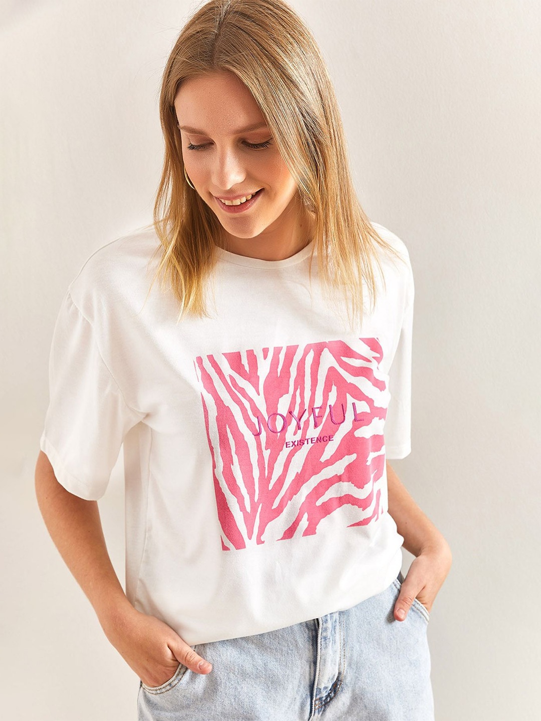 

BIANCO LUCCI Typography Printed Drop Shoulder Sleeves T-shirt, Off white