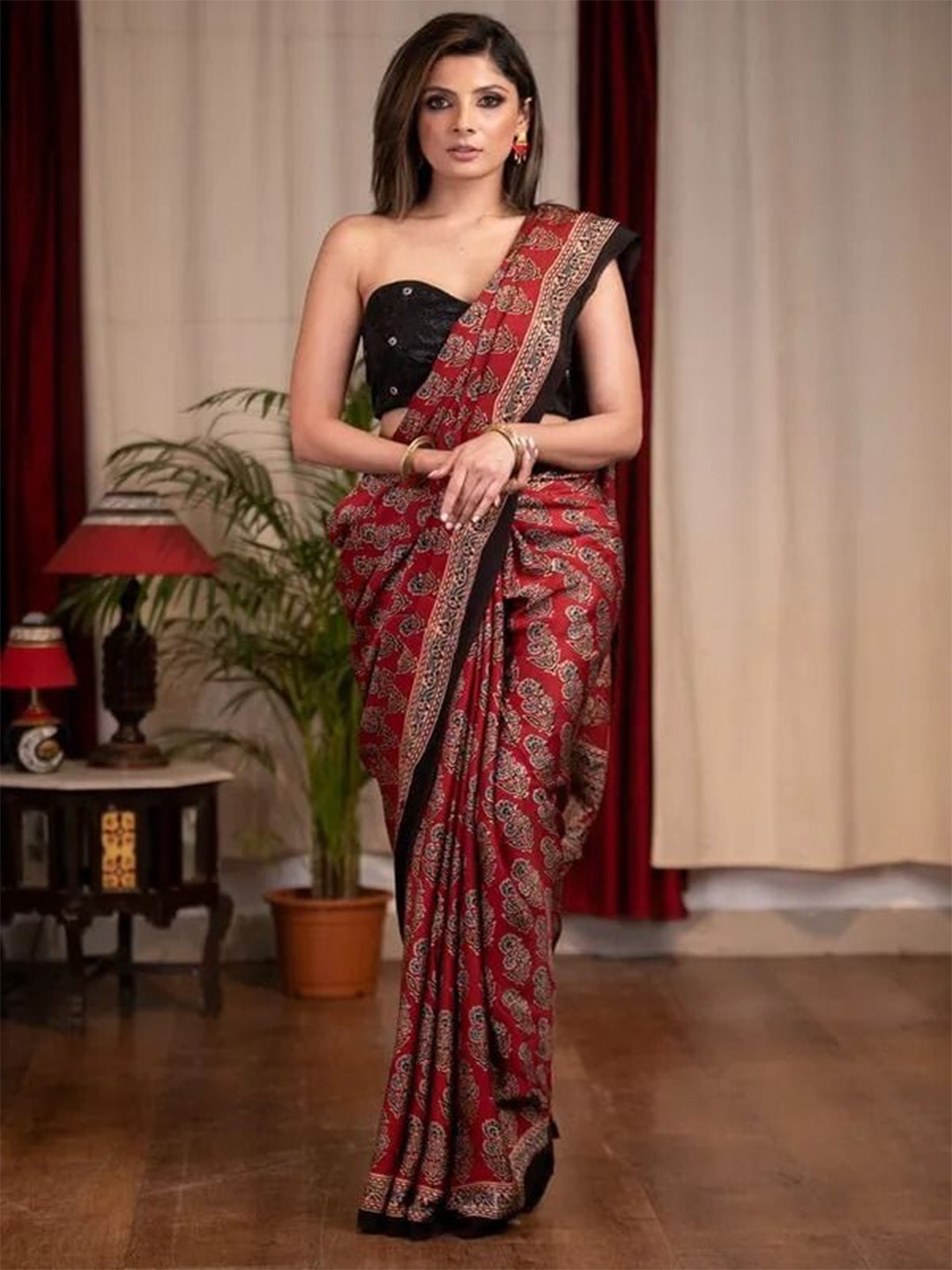 

ARPITA FASHION Floral Block Print Saree, Red