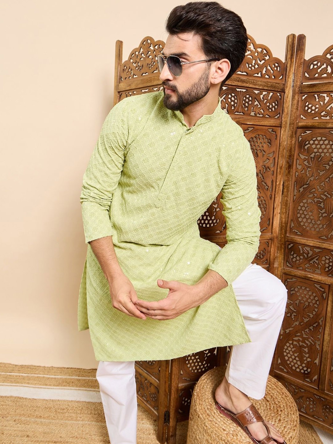 

Ethnic Bay Men Embroidered Flared Sleeves Thread Work Kurta, Green