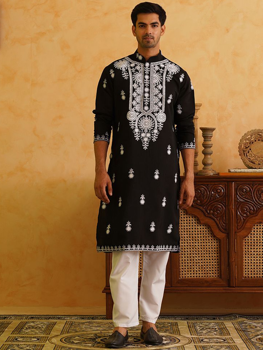 

SOJANYA LUXE Floral Embroidered Regular Thread Work Pure Cotton Kurta with Pyjamas, Black