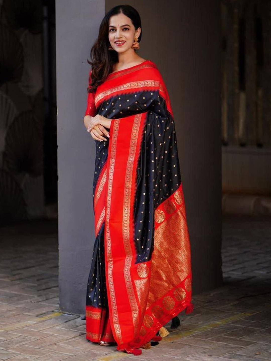 

ZILVIRA Woven Design Zari Banarasi Saree, Black