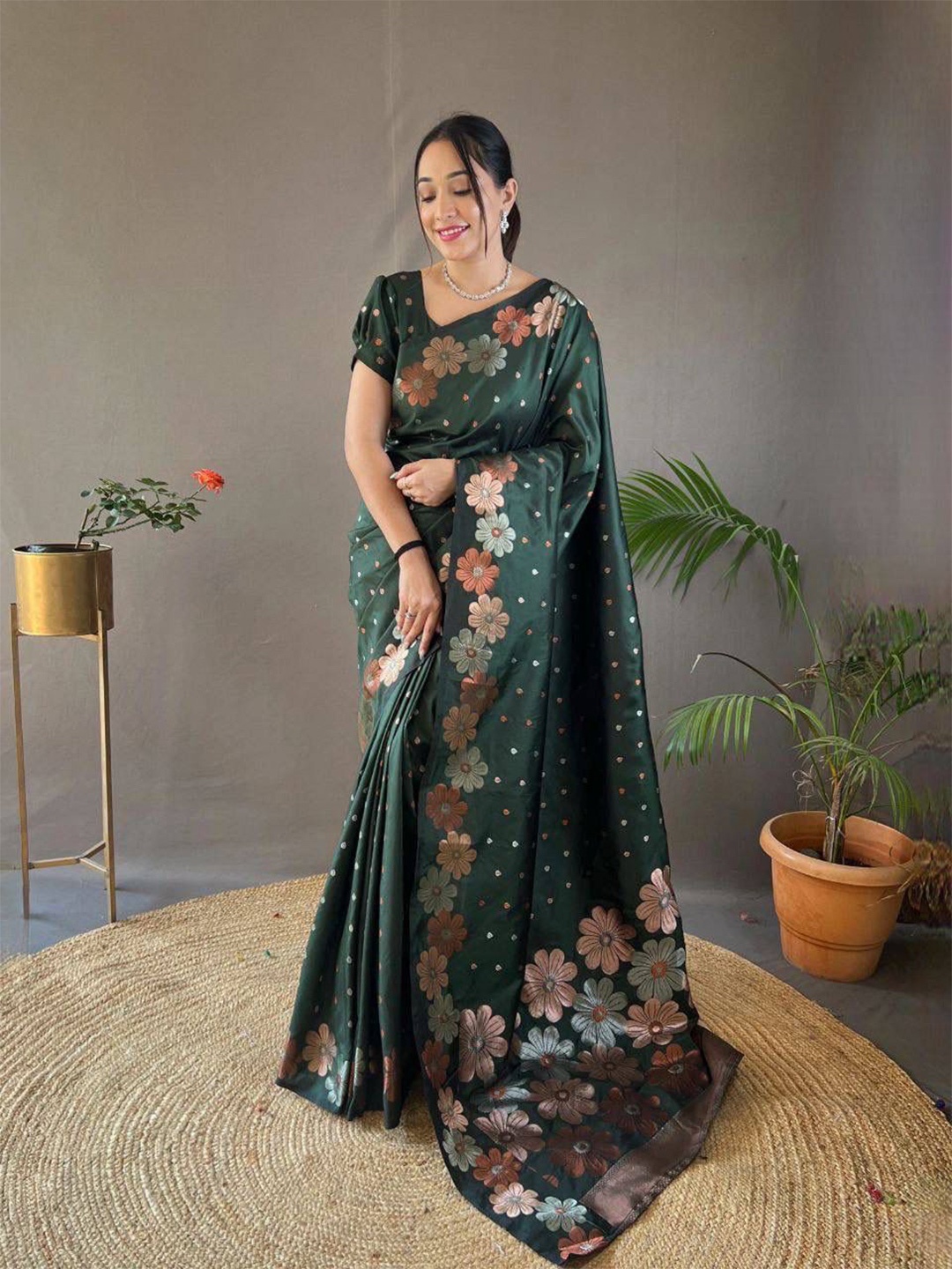 

ZILVIRA Woven Design Zari Banarasi Saree, Green