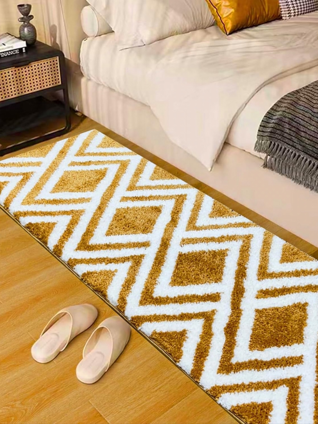 

ROSEATE Beige & White Zig Zag Microfiber 2000 GSM Anti-Skid Bath Rug