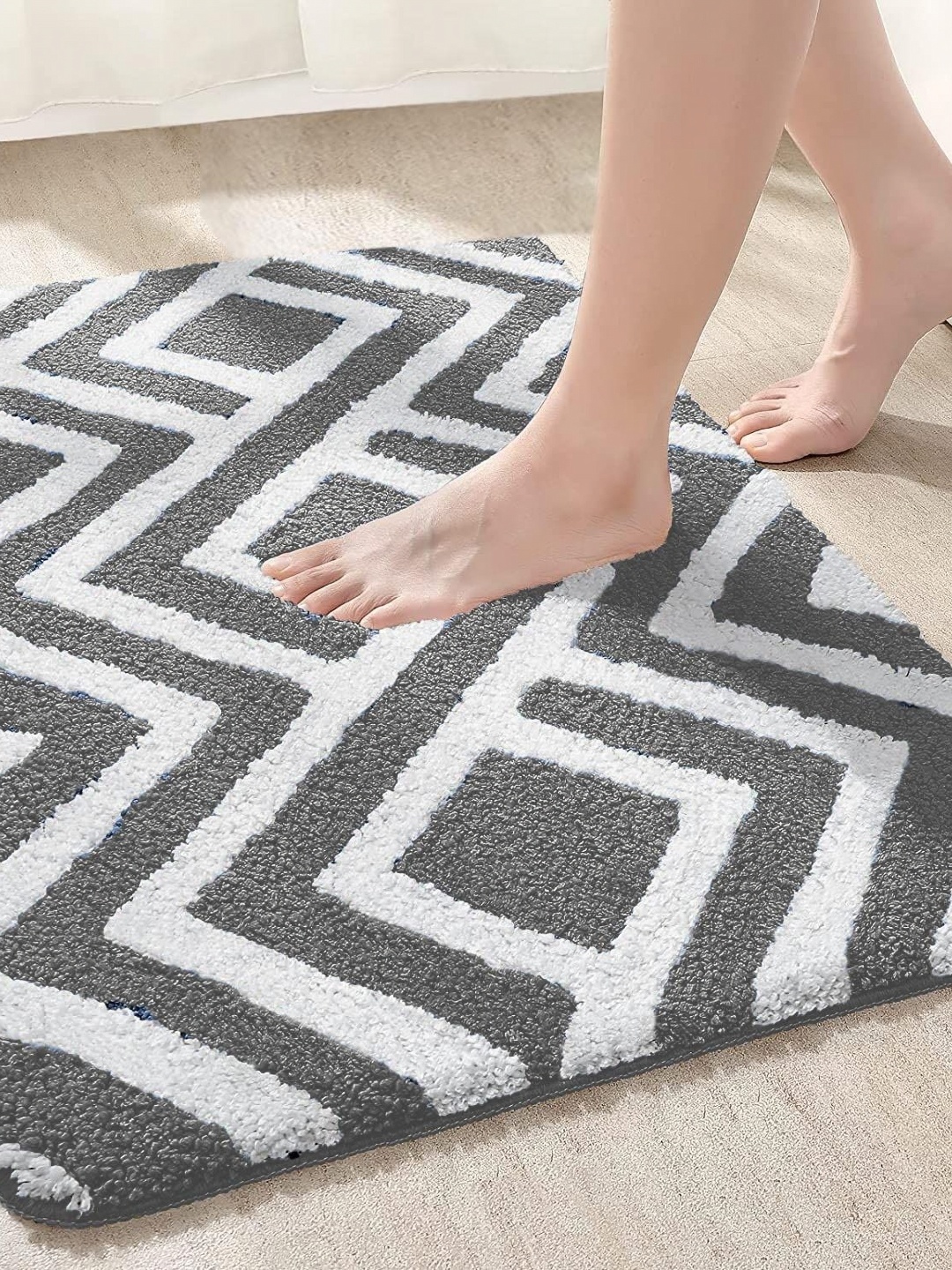 

ROSEATE Grey & White Zig Zag Microfiber 2000 GSM Anti-Skid Bath Rug