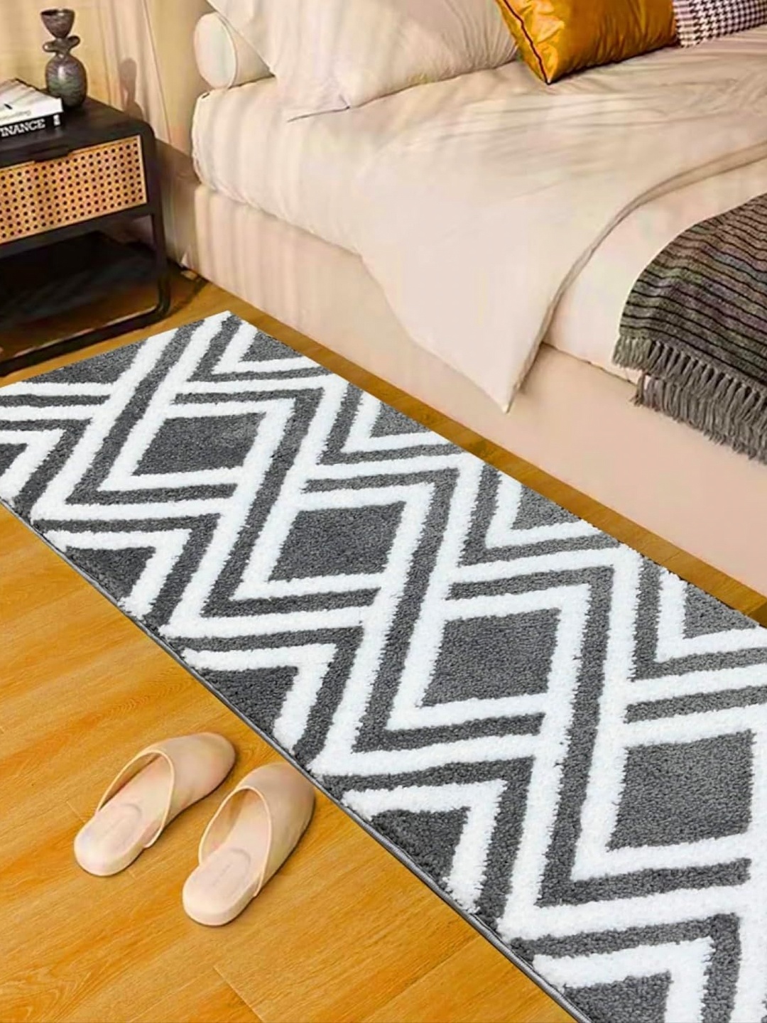 

ROSEATE Grey & White Zig Zag Microfiber 2000 GSM Anti-Skid Bath Rug