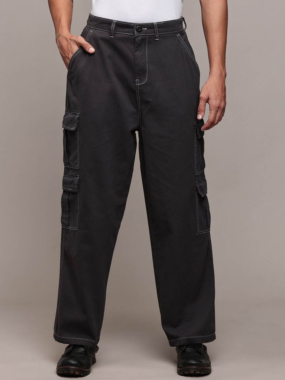 

The Roadster Lifestyle Co. Classic Men Loose Fit Mid-Rise Pure Cotton Cargos, Grey