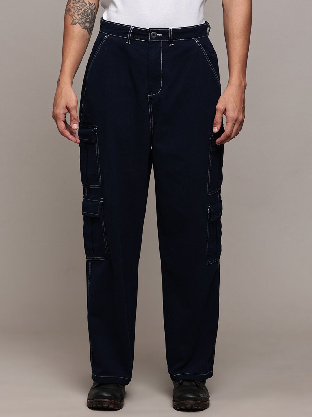 

The Roadster Lifestyle Co Men Pure Cotton Loose-Fit Cargos Trousers, Navy blue