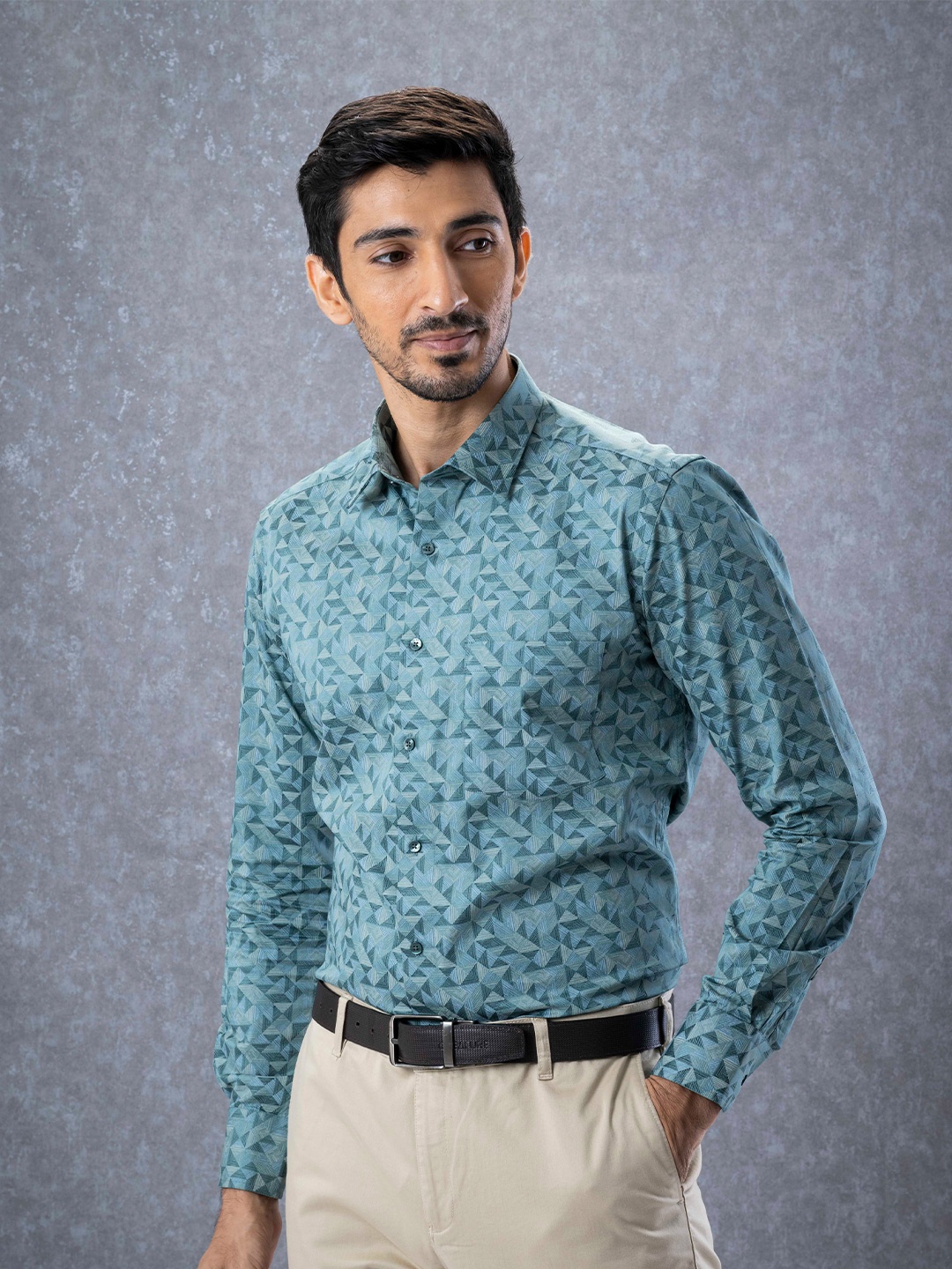 

Sero Geometric Printed Spread Collar Comfort Cotton Casual Shirt, Green