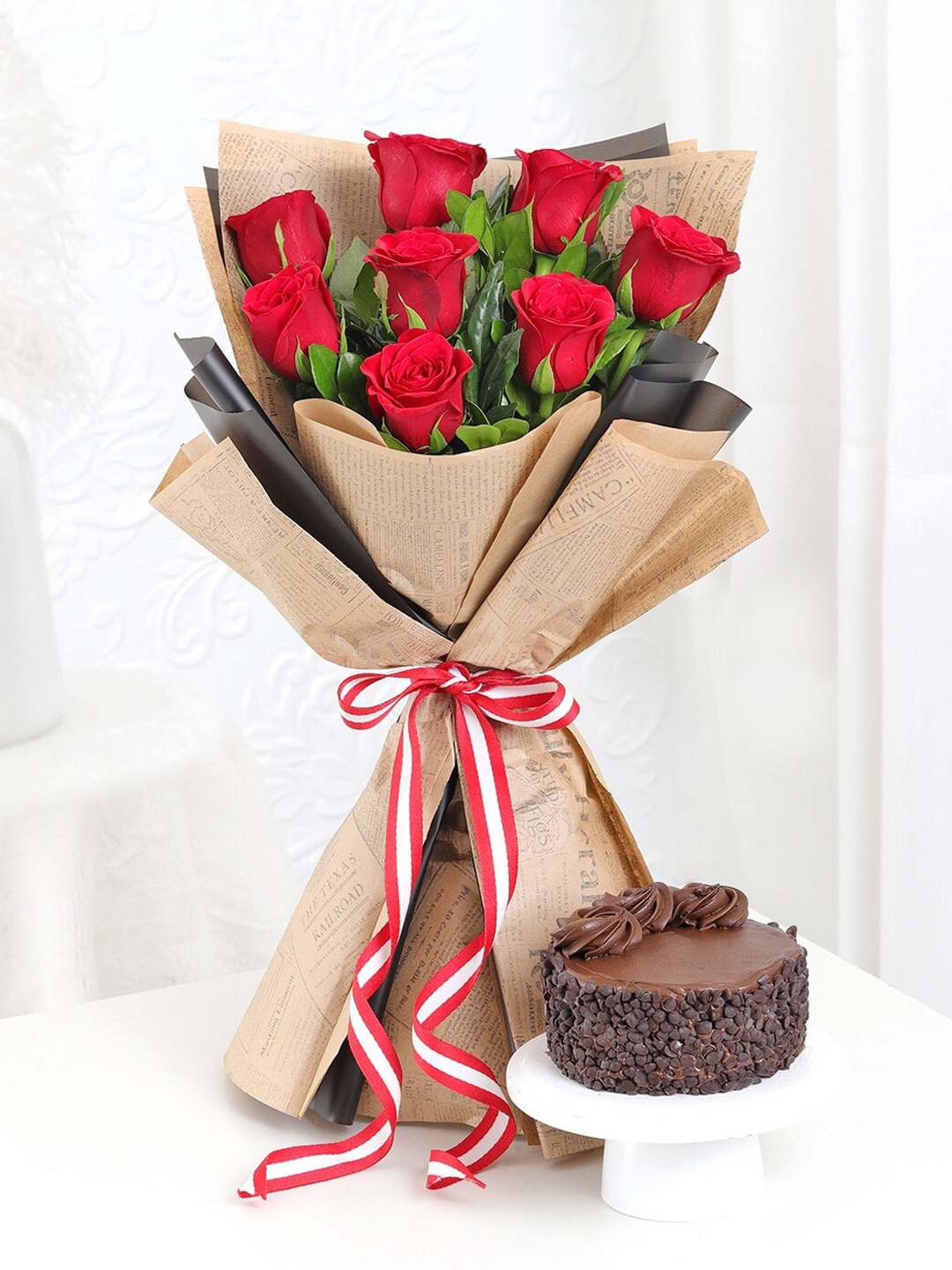 

IGP 8 Red Roses Bouquet & Choco Chips Cake-300 gms