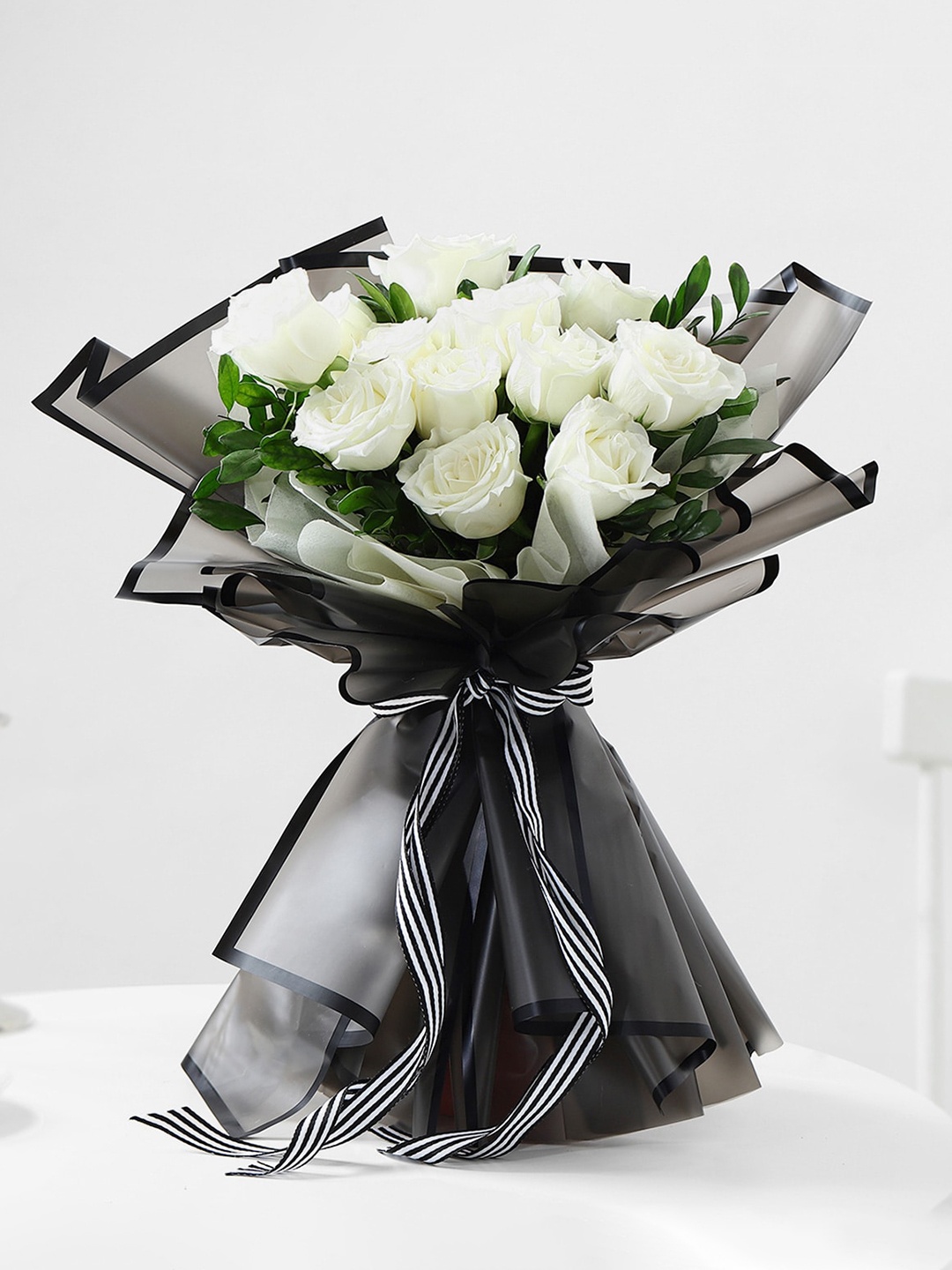 

IGP White Monochrome Magic Rose Bouquet