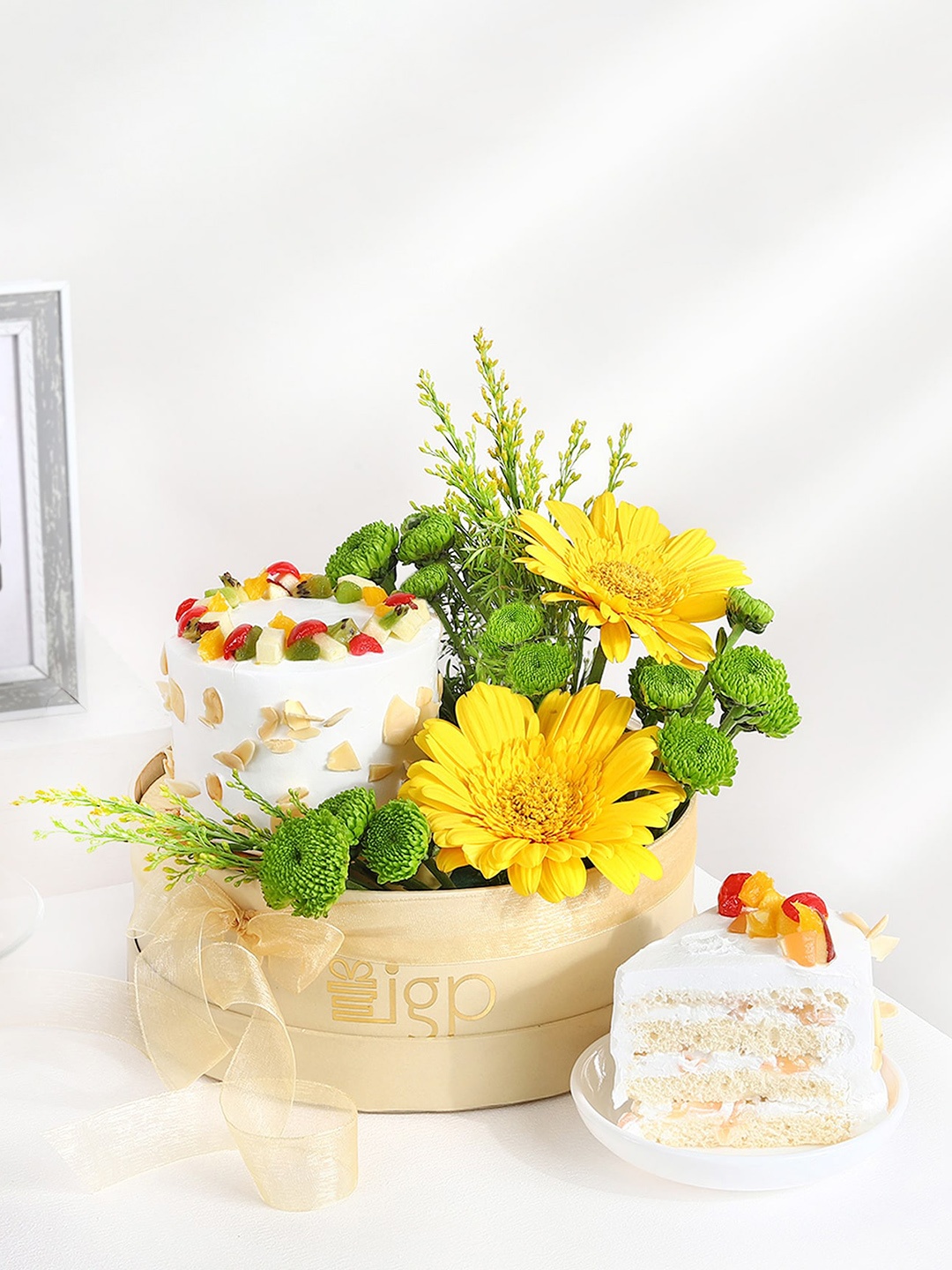 

IGP Bunch Of Flower Basket with Fruit Fusion Mini Cake -300 g, White