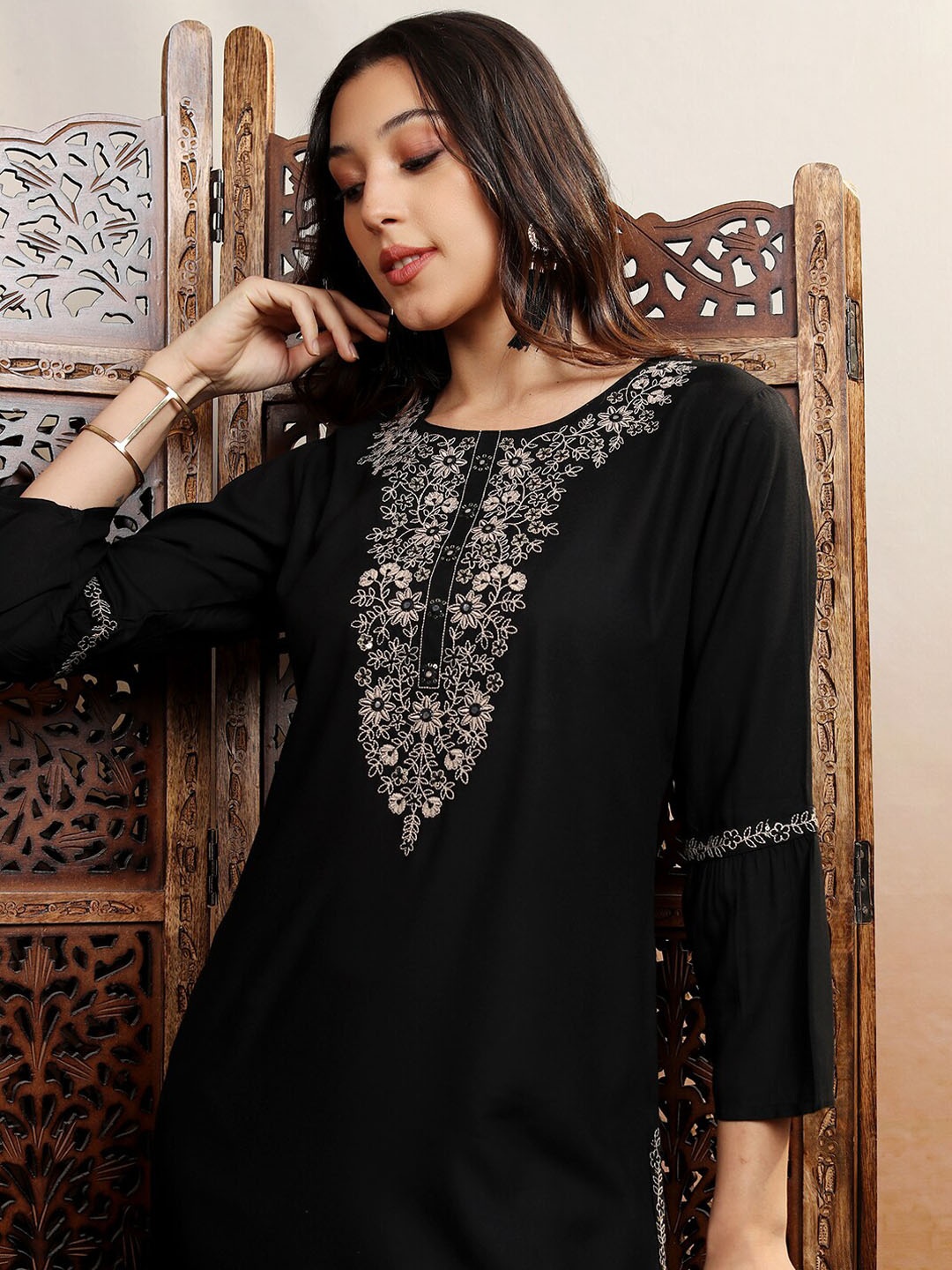 

Vishudh Black Ethnic Motifs Yoke Design Round Neck Thread Work Straight Kurta