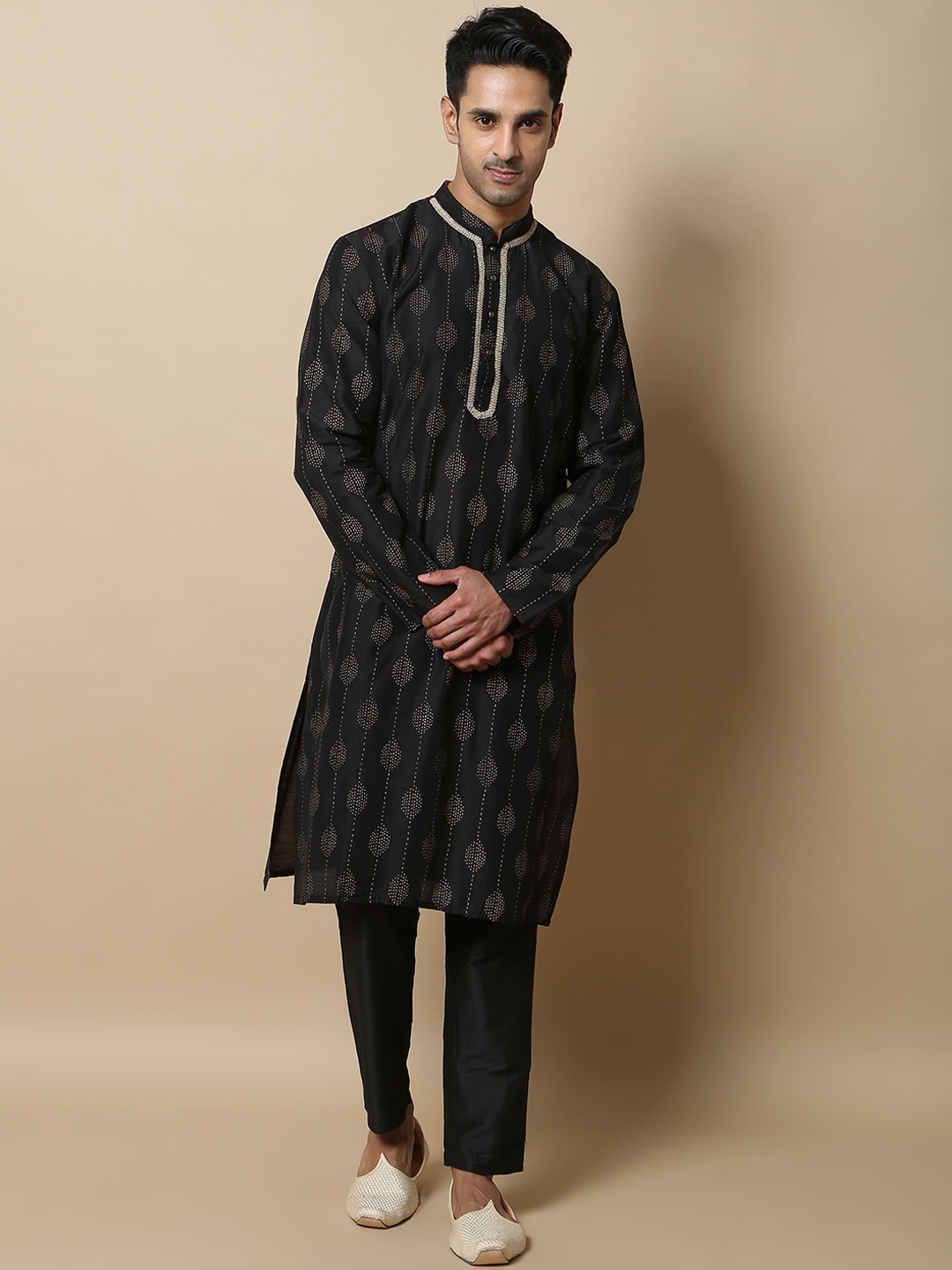 

FILORI Men Ethnic Motifs Woven Design Mandarin Collar Thread Work Straight Kurta, Black
