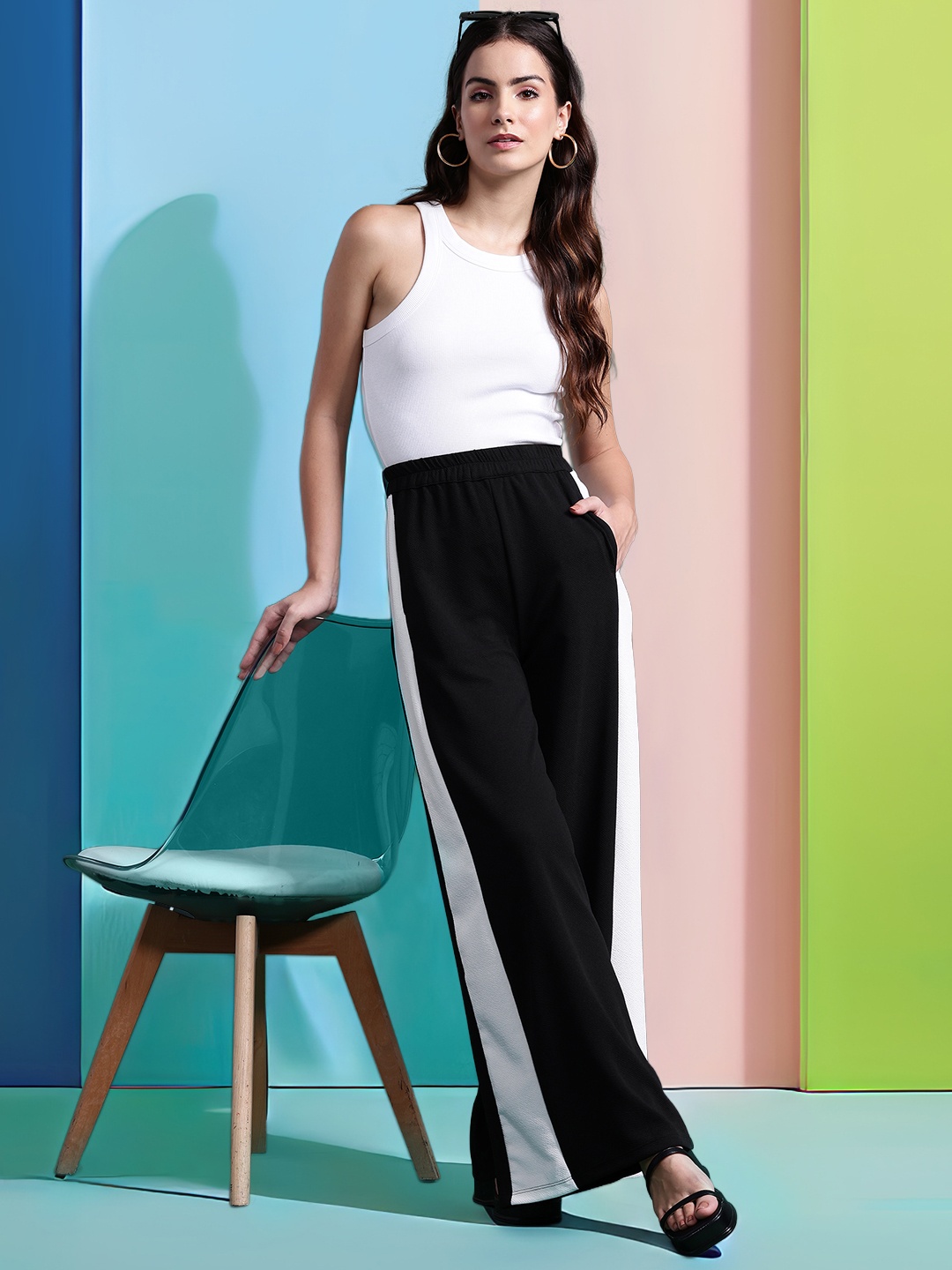 

DressBerry Bizwear Women Colourblocked Loose Fit Trousers, Black