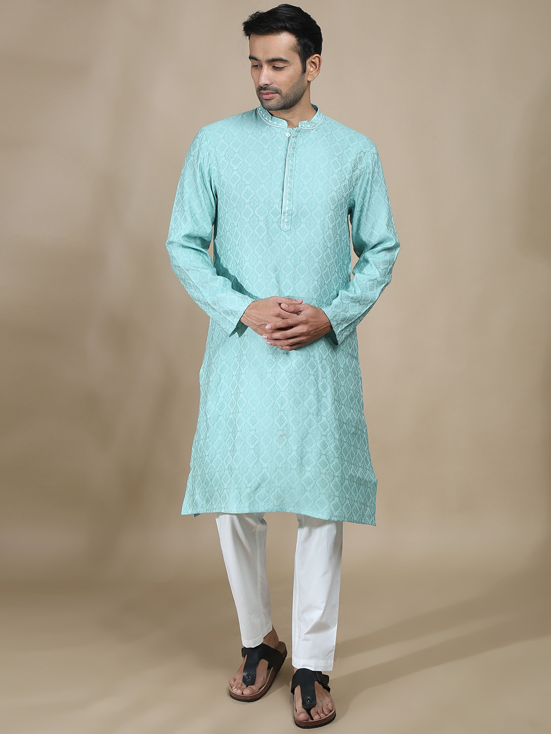 

FILORI Men Ethnic Motifs Embroidered Mandarin Collar Cotton Thread Work Straight Kurta, Blue