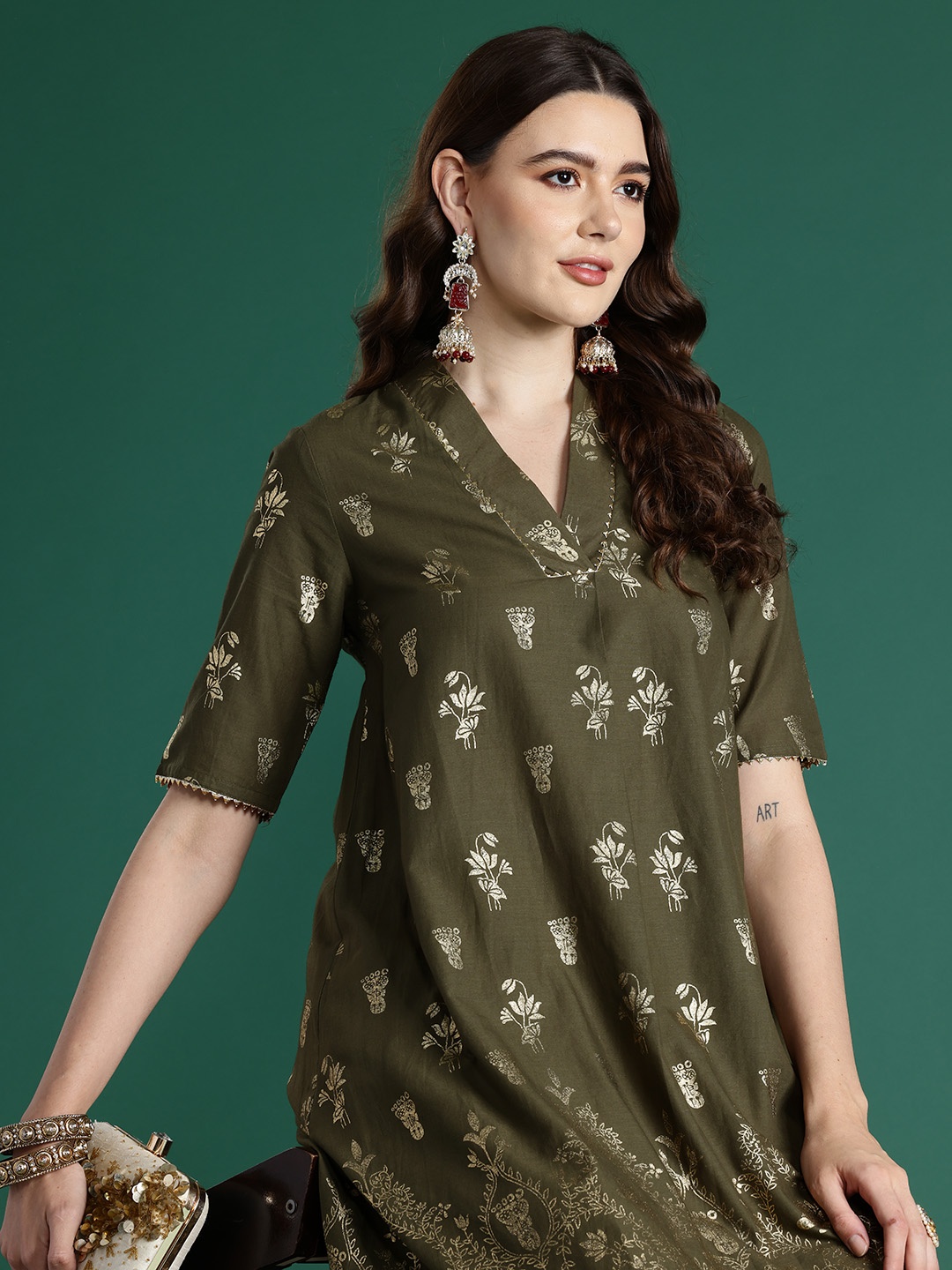 

Sangria Foil Print Gotta Patti Kurta, Olive