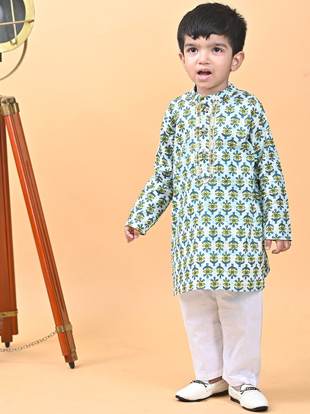 

MOOBA Boys Floral Printed Pure Cotton Mandarin Collar Straight Kurta With Pyjama, White