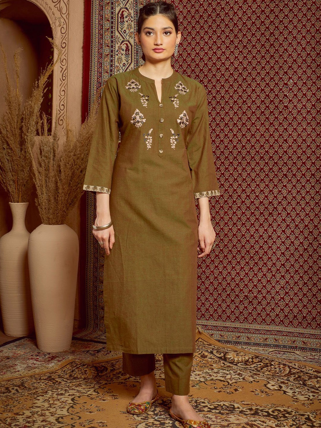 

WOMEN PLUS Ethnic Motifs Embroidered Thread Work Straight Kurta, Olive