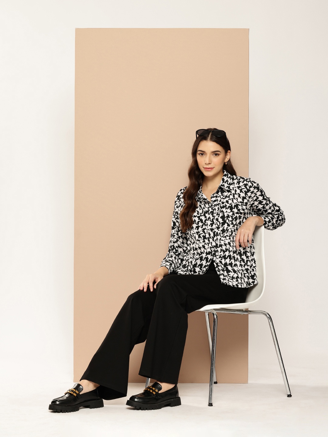 encore by INVICTUS Opaque Abstract Printed Casual Shirt, Black