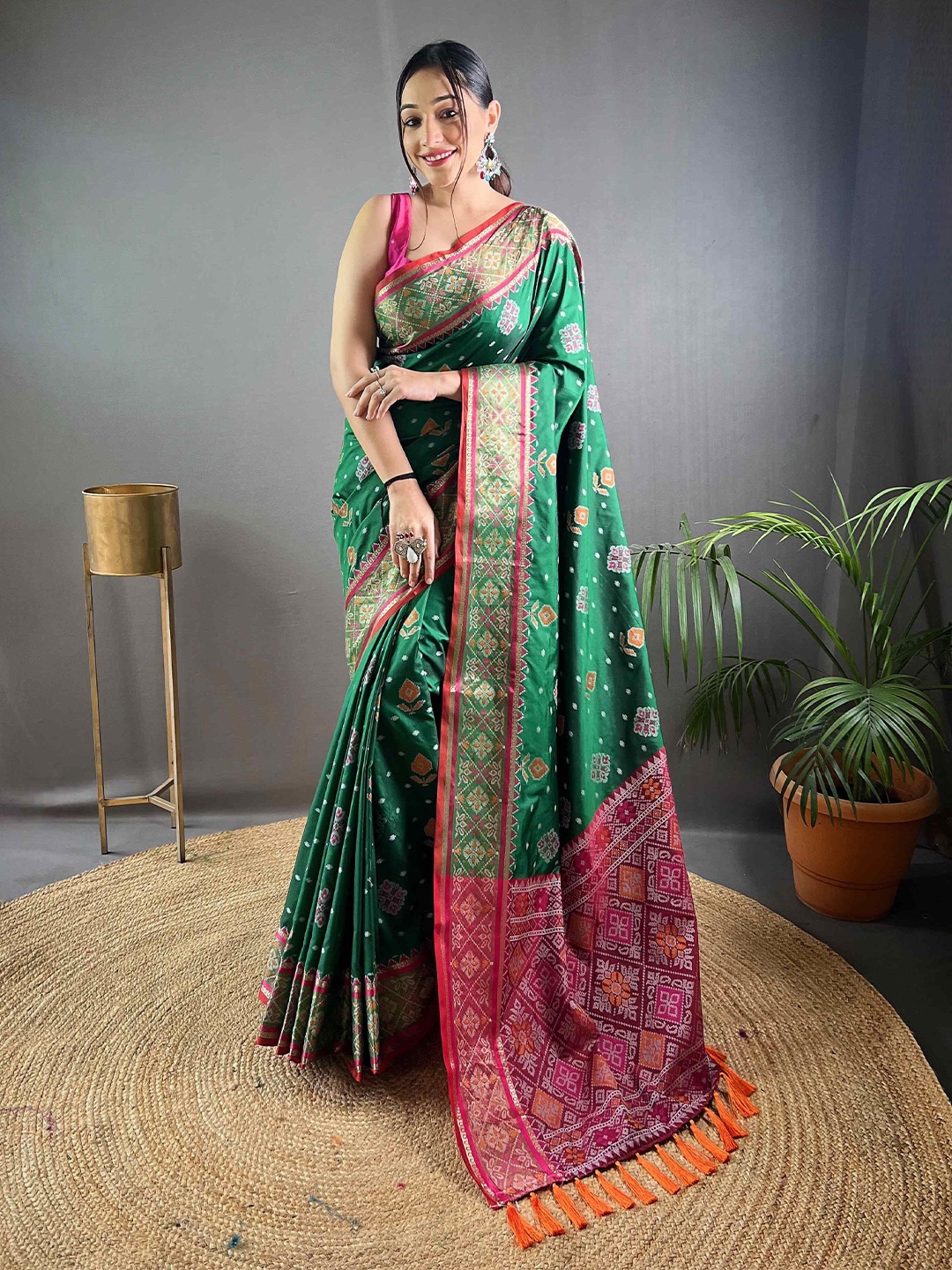 

DEVATITHI Ethnic Motifs Woven Design Patola Saree, Green