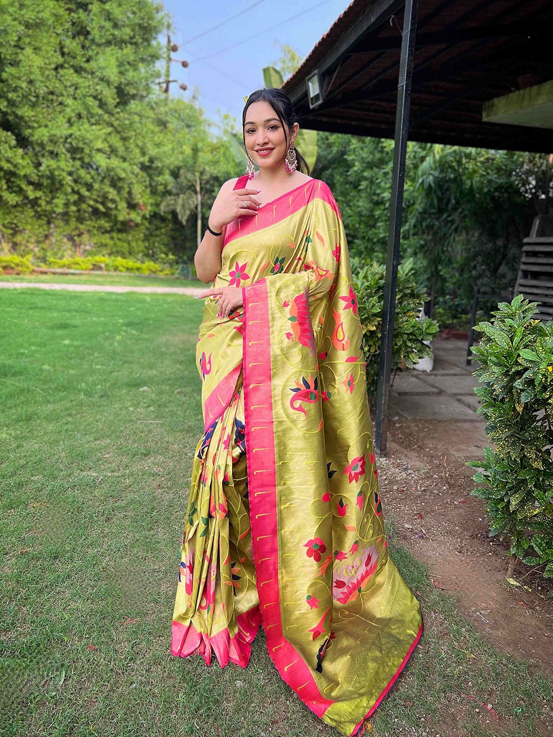 

DEVATITHI Woven Design Zari Paithani Saree, Lime green