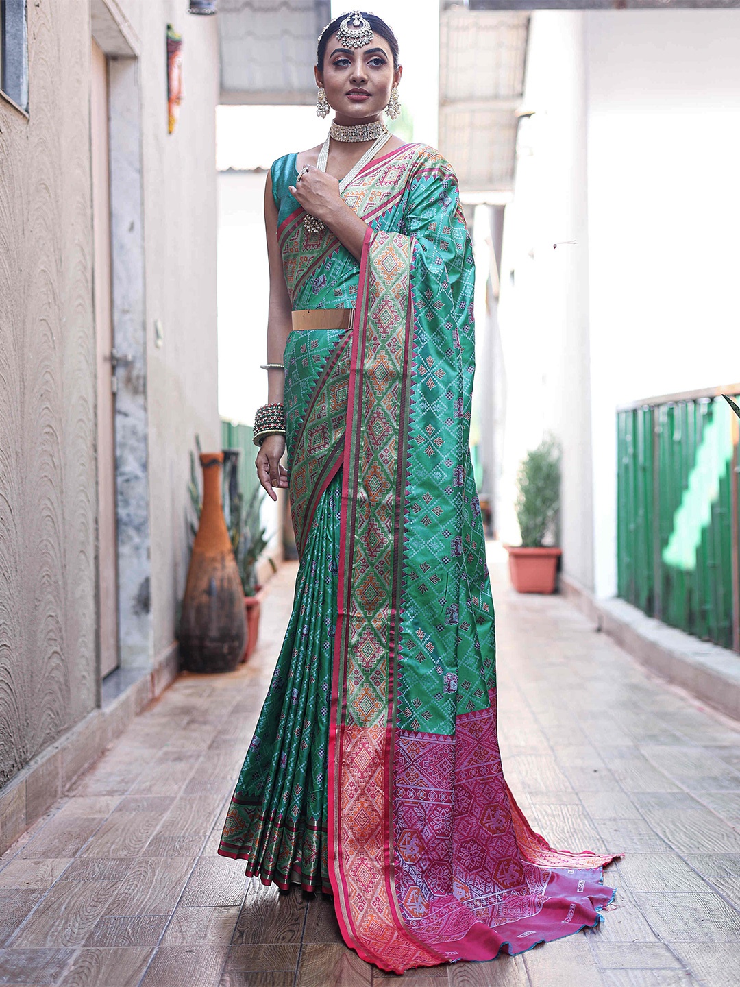 

DEVATITHI Ethnic Motifs Woven Design Patola Saree, Green
