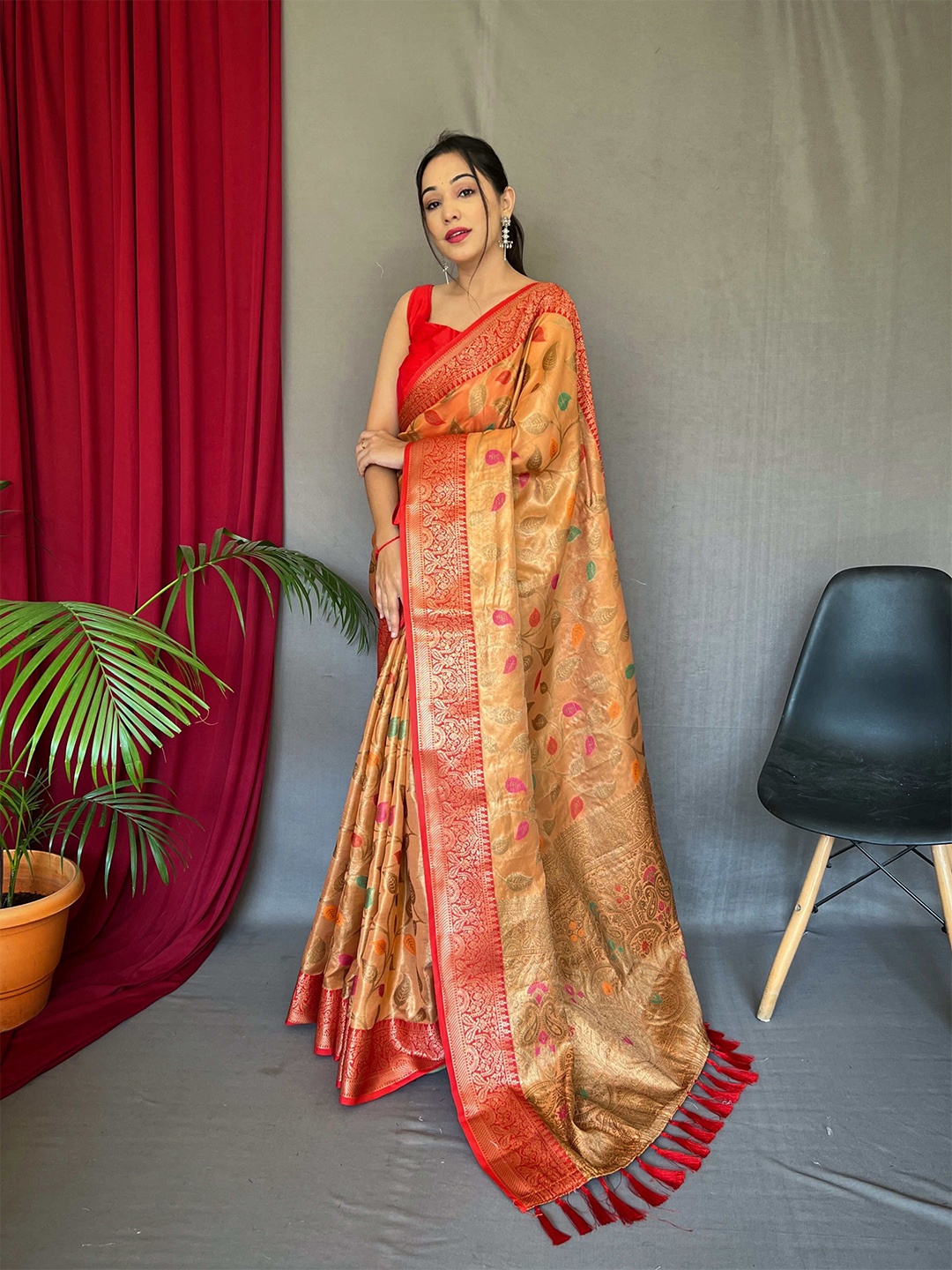 

DEVATITHI Woven Design Zari Tissue Saree, Peach