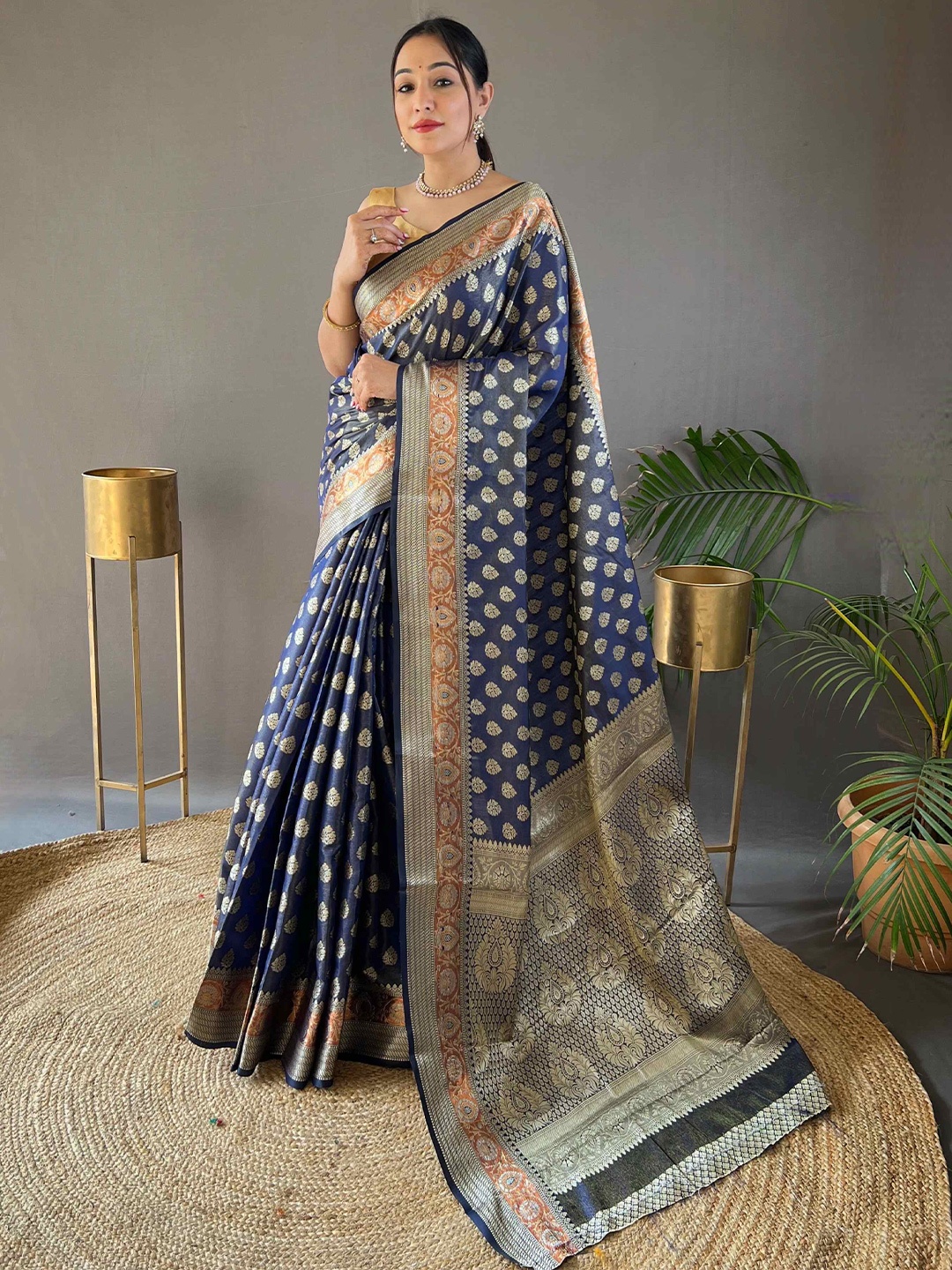 

DEVATITHI Woven Design Zari Banarasi Saree, Navy blue