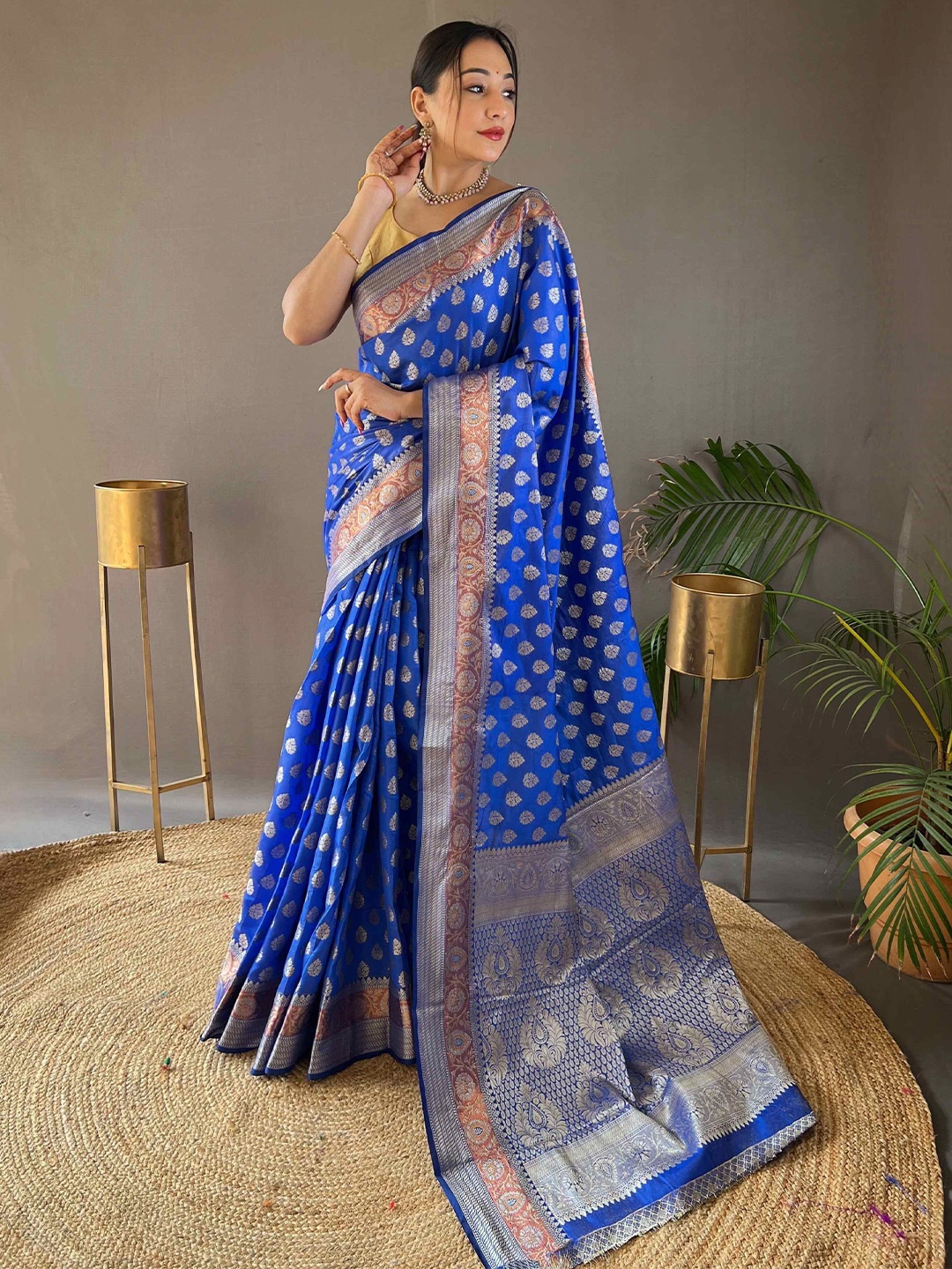 

DEVATITHI Woven Design Zari Banarasi Saree, Navy blue
