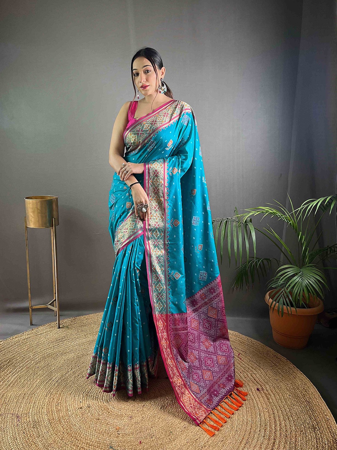 

DEVATITHI Woven Design Zari Patola Saree, Navy blue