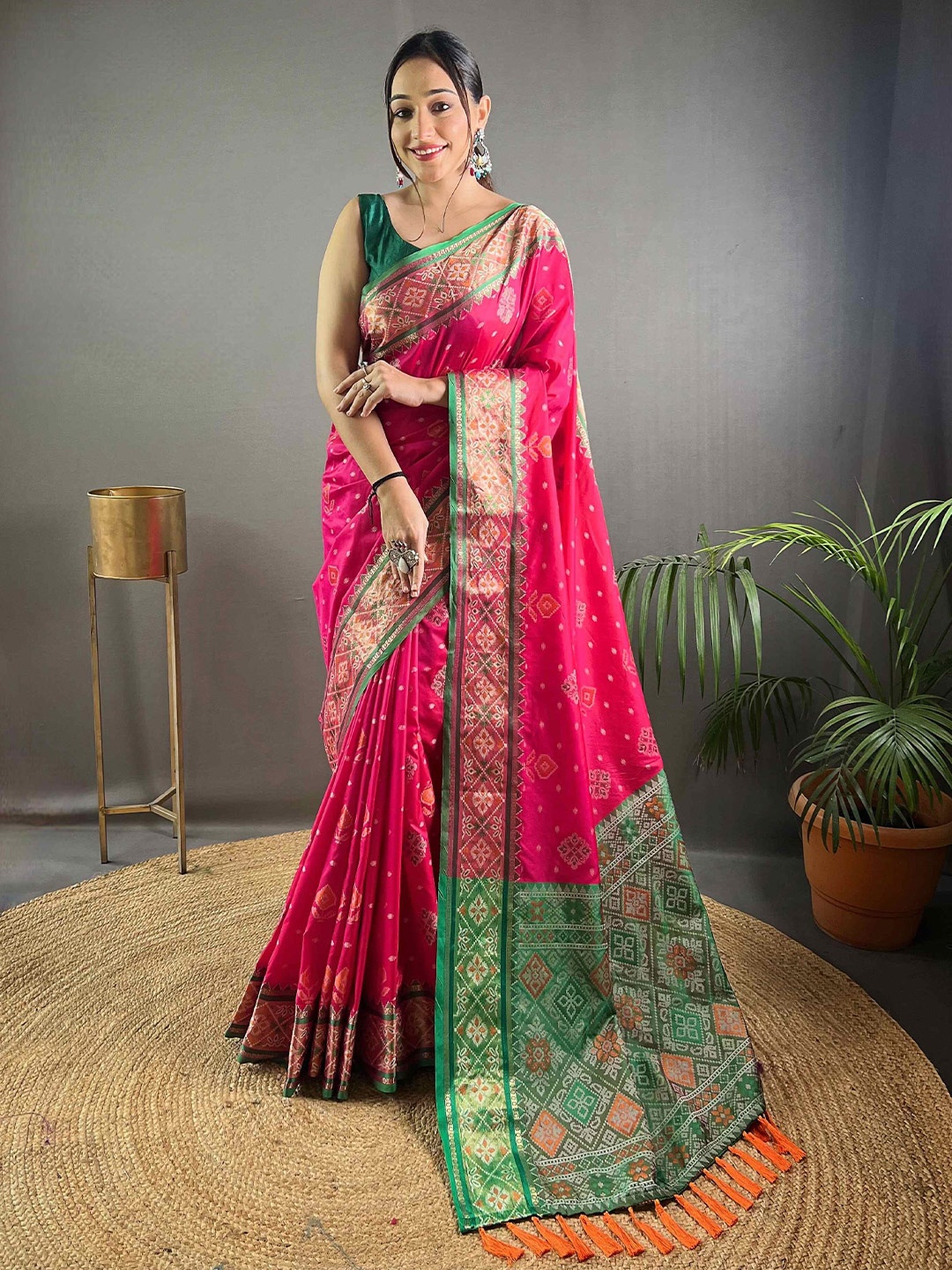 

DEVATITHI Woven Design Zari Patola Saree, Pink