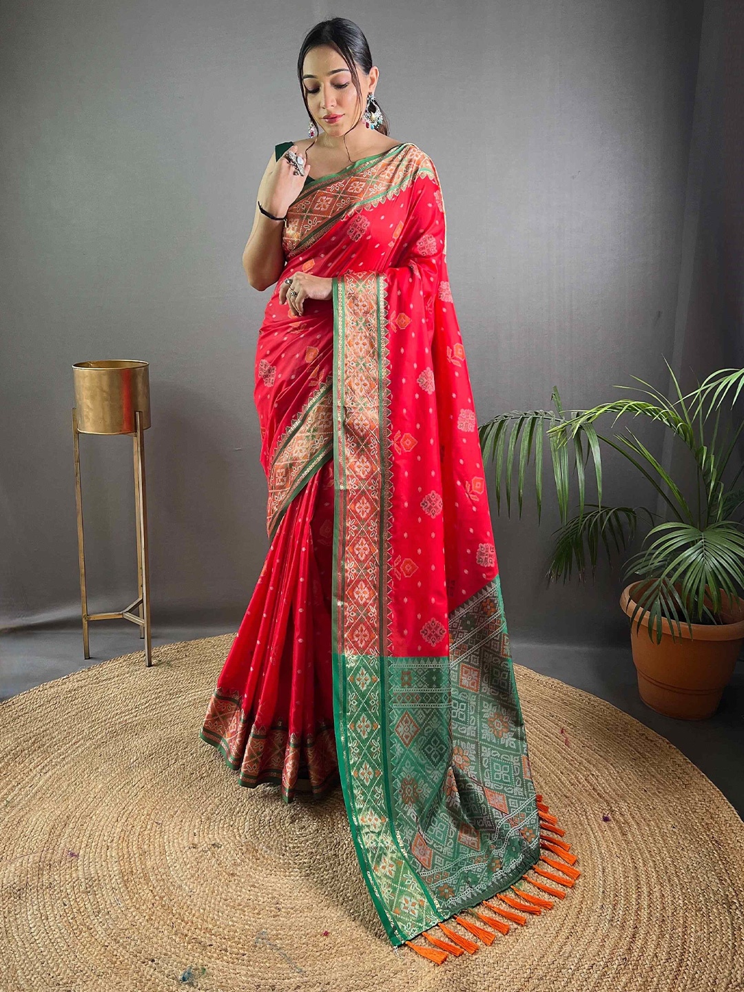 

DEVATITHI Ethnic Motifs Woven Design Patola Saree, Red