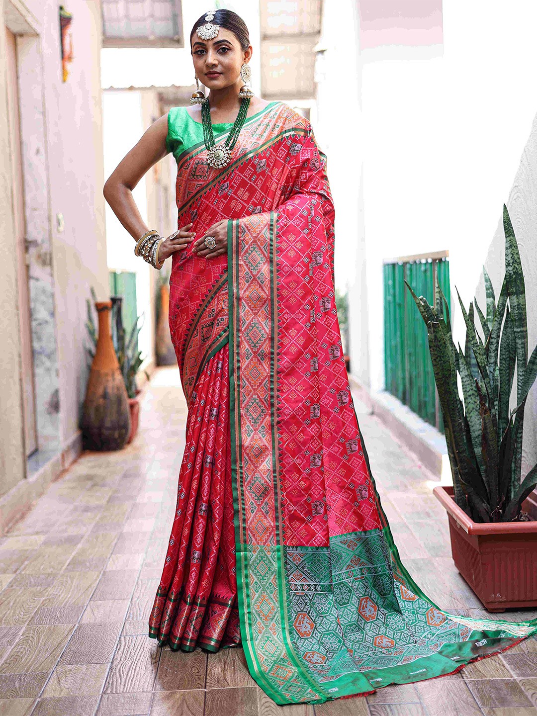 

DEVATITHI Woven Design Zari Patola Saree, Pink