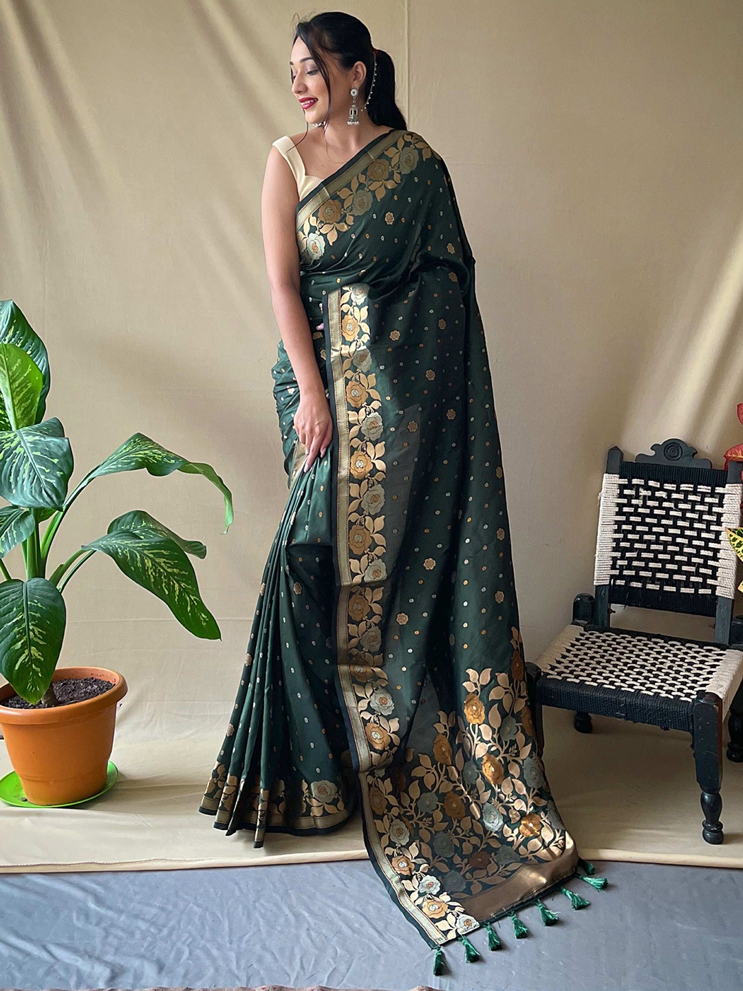 

DEVATITHI Woven Design Zari Banarasi Saree, Green