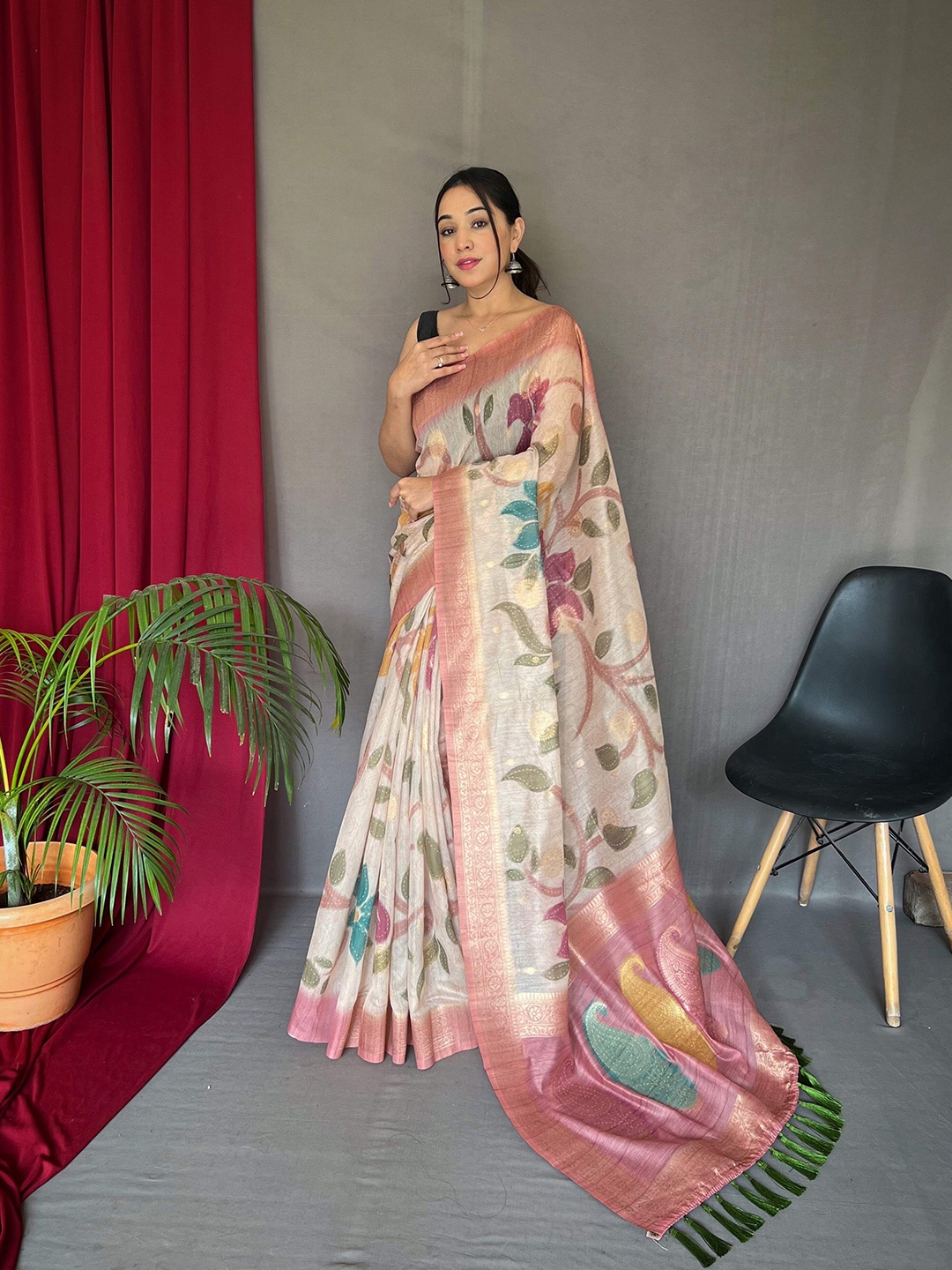 

DEVATITHI Floral Zari Chanderi Saree, Off white