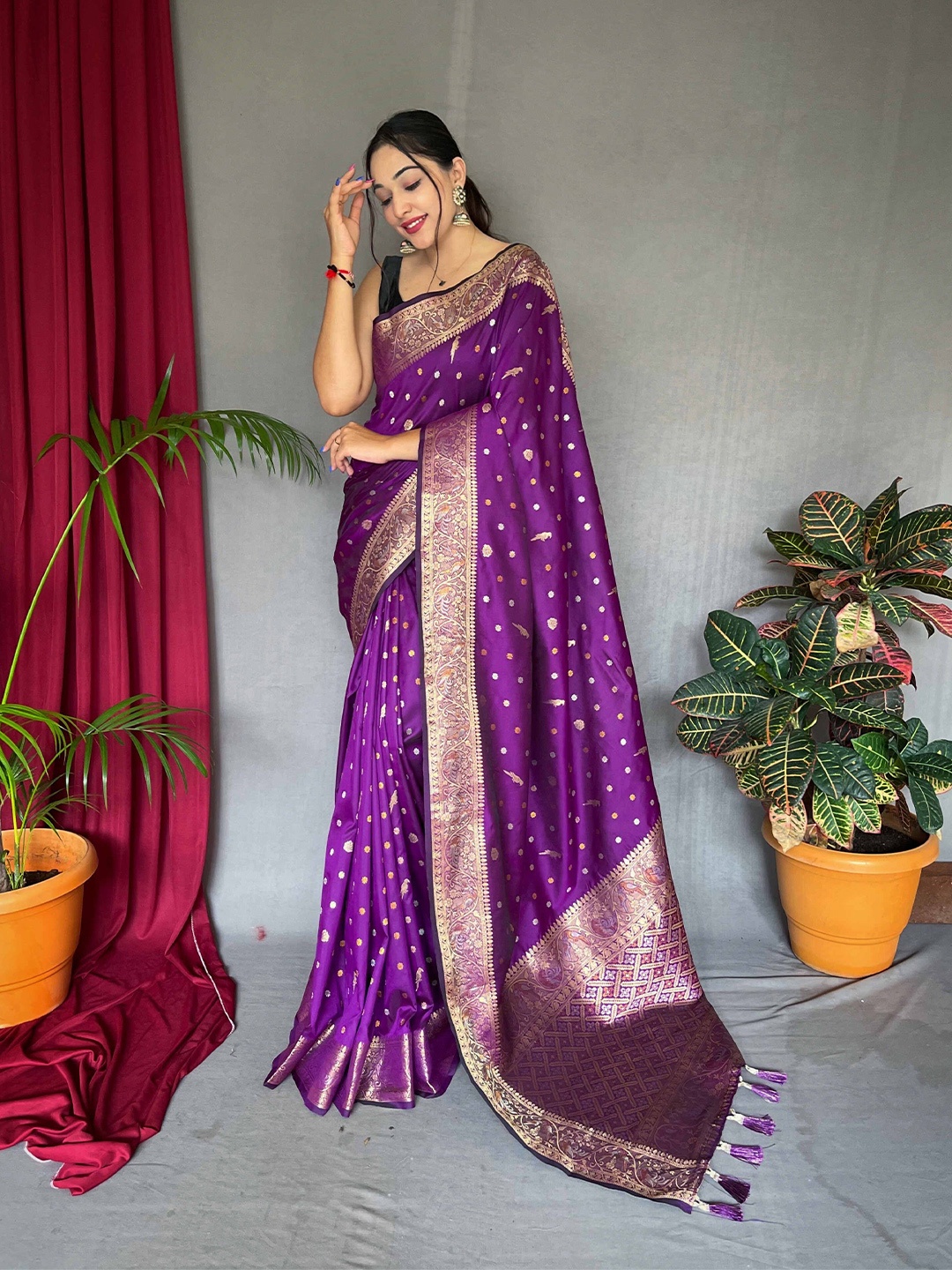 

DEVATITHI Woven Design Zari Banarasi Saree, Purple