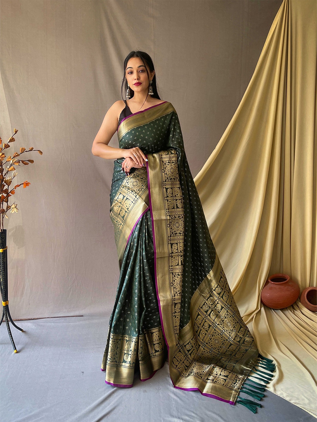 

DEVATITHI Woven Design Banarasi Saree, Green