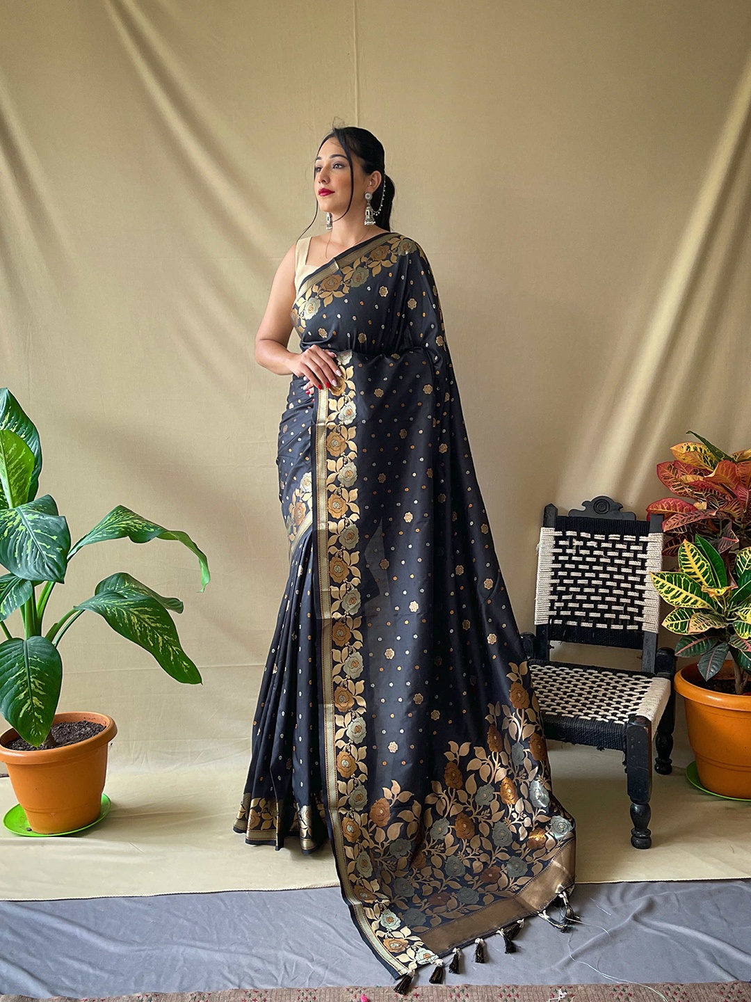 

DEVATITHI Woven Design Zari Banarasi Saree, Black